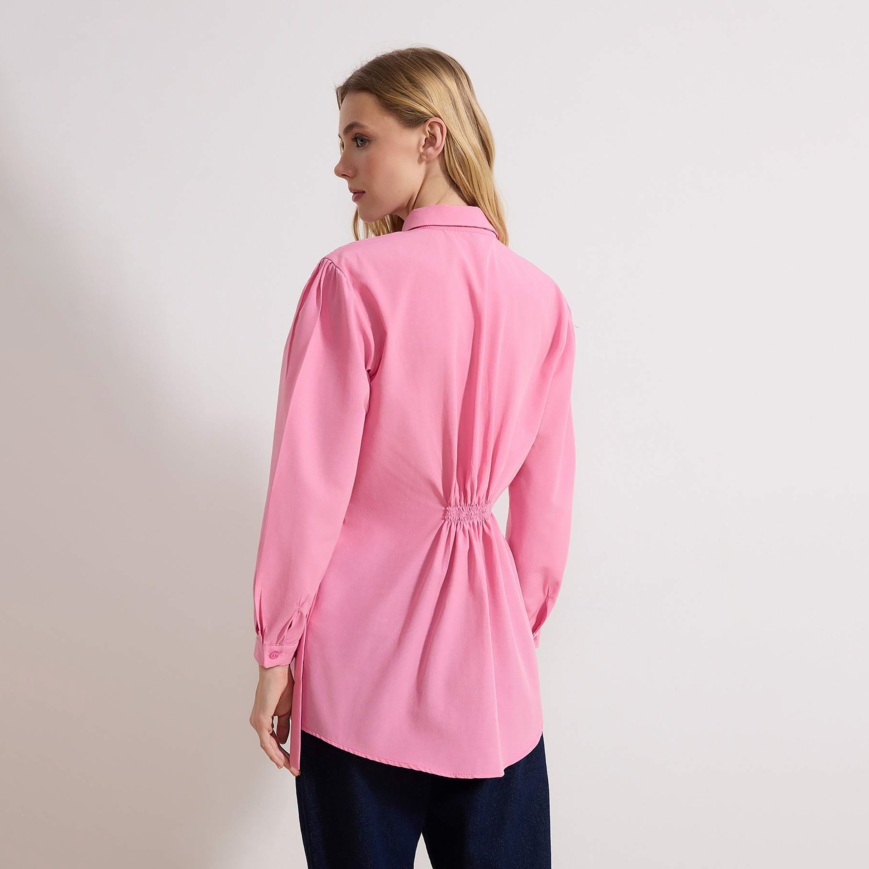قميص حريمي قطن بياقة مطوية باللون الوردي من ترينديول موديست-women-clothing-shirtsandblouses-shirts-image-4