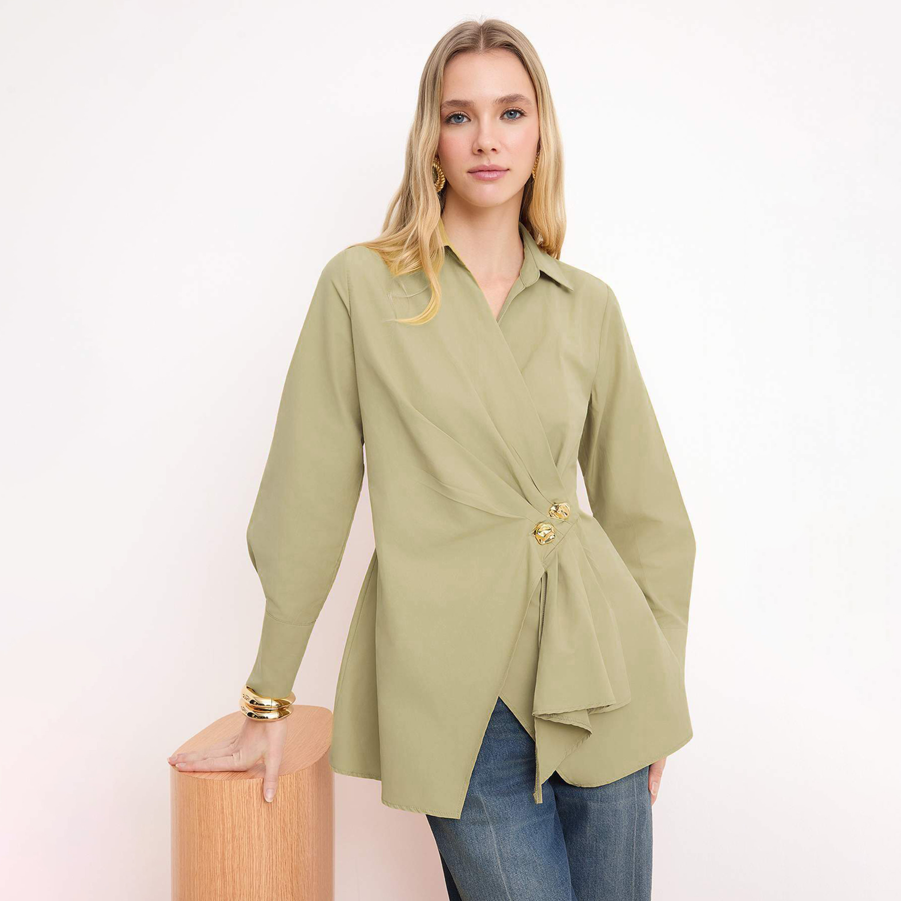قميص لف حريمي بياقة وأكمام واسعة باللون الأخضر محتشم من تريندyol-women-clothing-shirtsandblouses-shirts-image-1