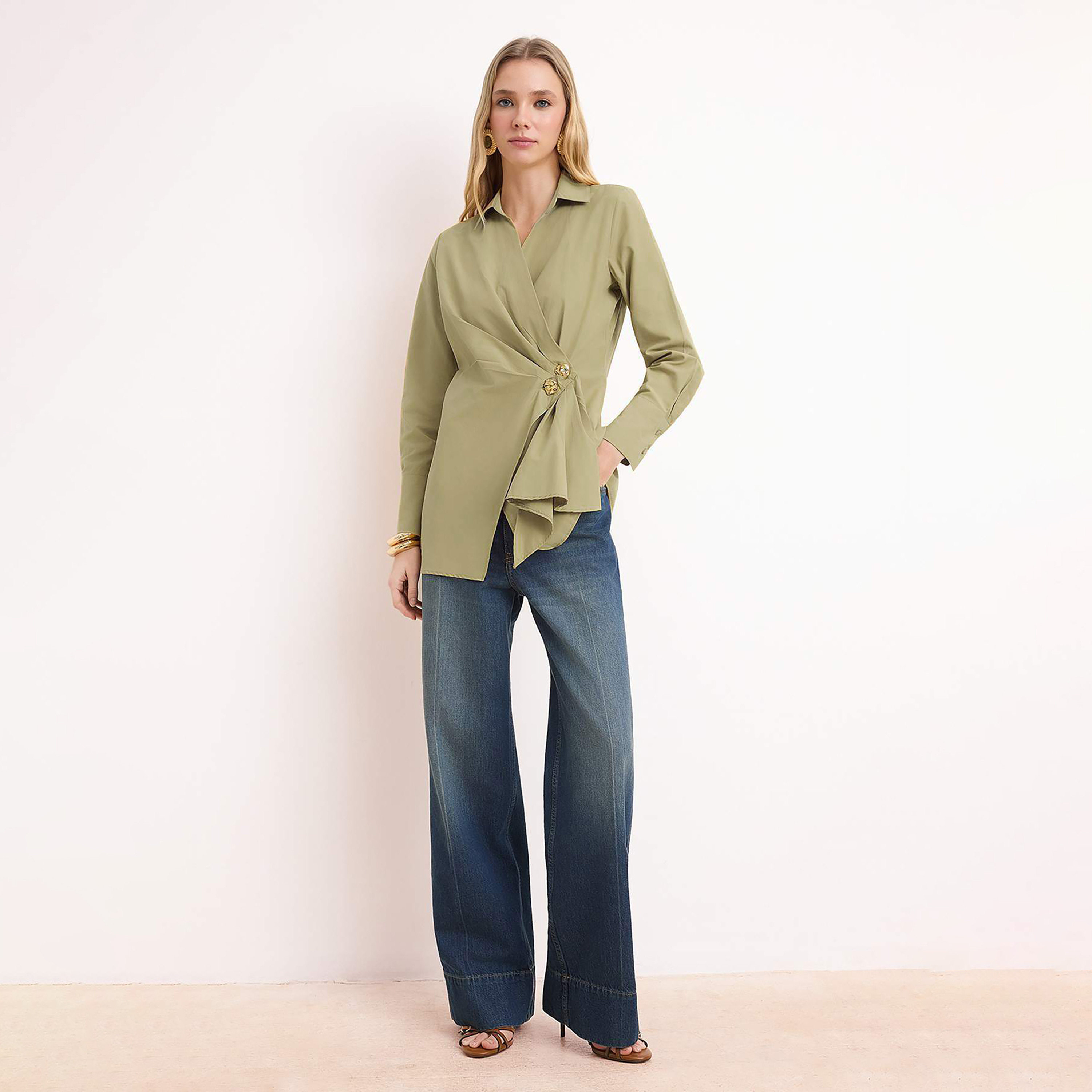 قميص لف حريمي بياقة وأكمام واسعة باللون الأخضر محتشم من تريندyol-women-clothing-shirtsandblouses-shirts-image-2