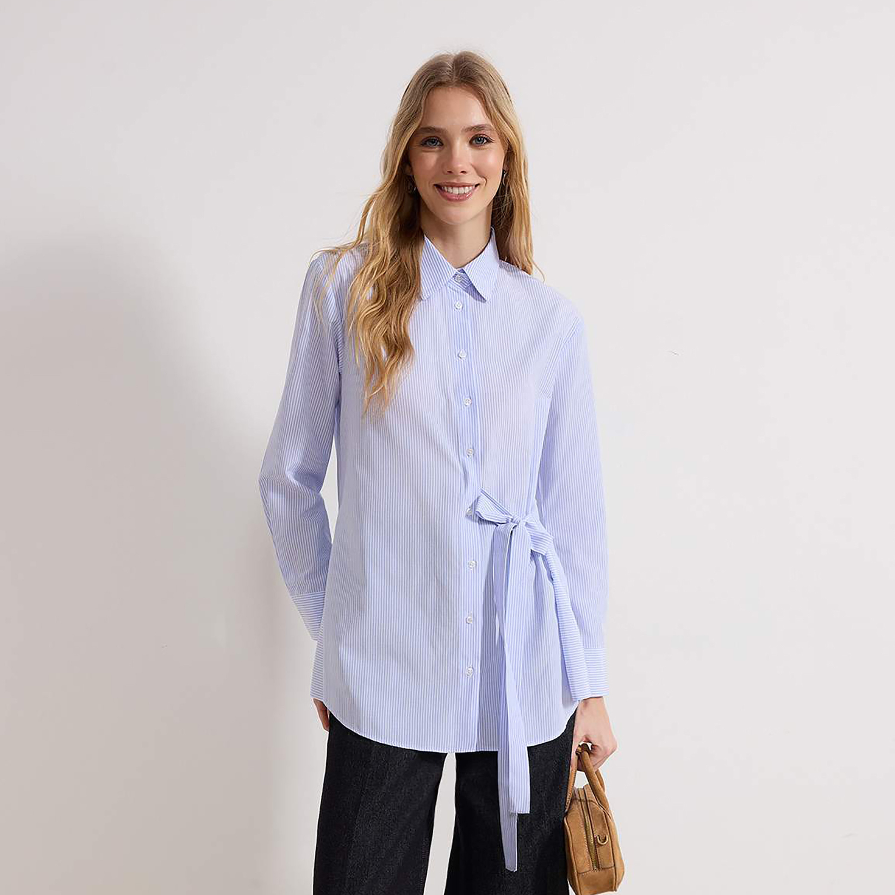 قميص حريمي بياقة مطوية وطبعة خطوط باللون الأزرق من ترينديول موديست-women-clothing-shirtsandblouses-shirts-image-1