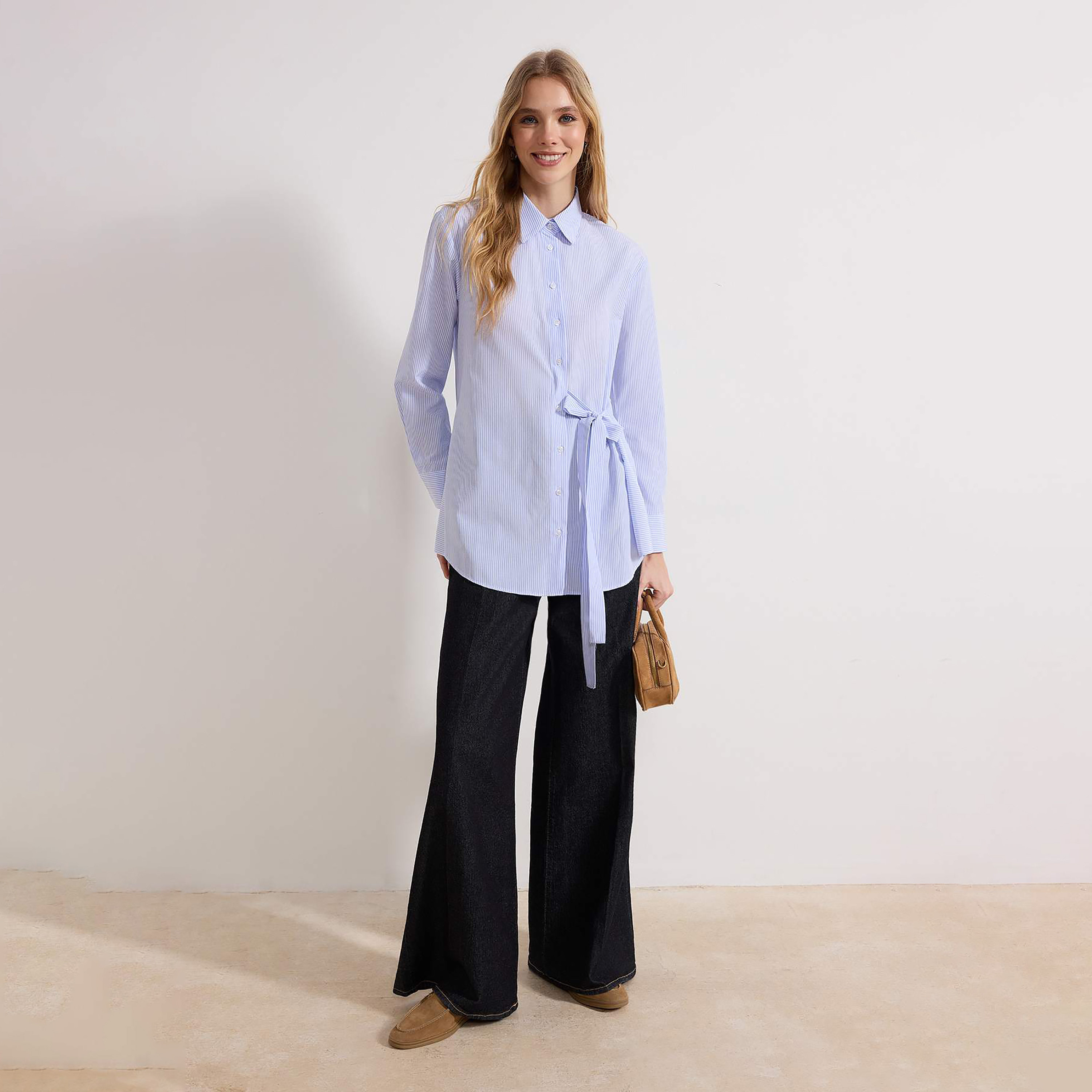 قميص حريمي بياقة مطوية وطبعة خطوط باللون الأزرق من ترينديول موديست-women-clothing-shirtsandblouses-shirts-image-2