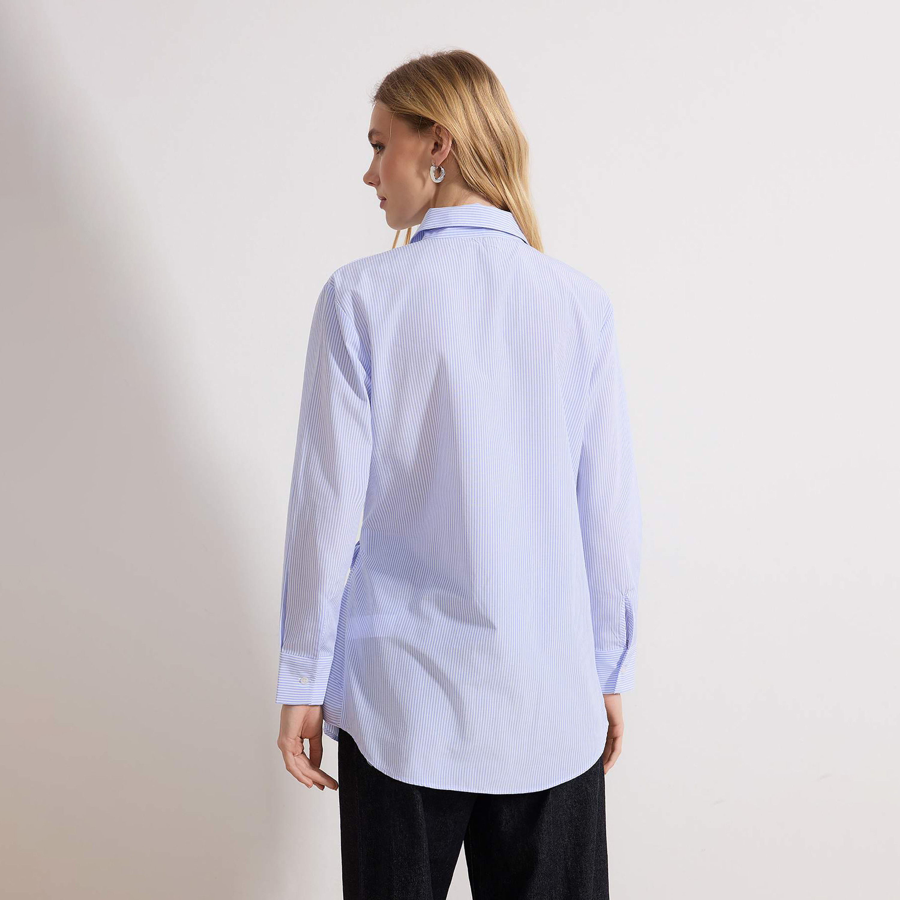 قميص حريمي بياقة مطوية وطبعة خطوط باللون الأزرق من ترينديول موديست-women-clothing-shirtsandblouses-shirts-image-3