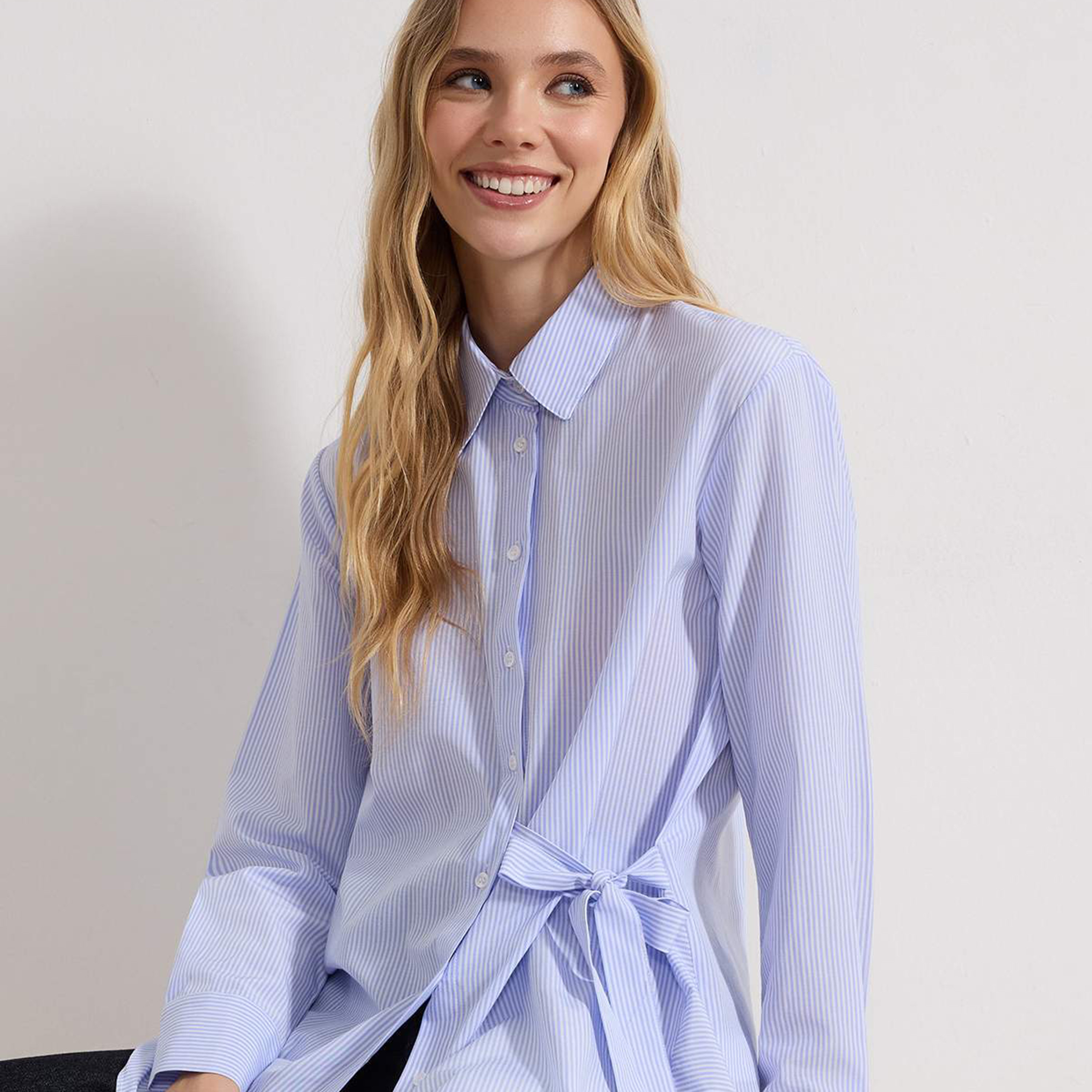 قميص حريمي بياقة مطوية وطبعة خطوط باللون الأزرق من ترينديول موديست-women-clothing-shirtsandblouses-shirts-image-4