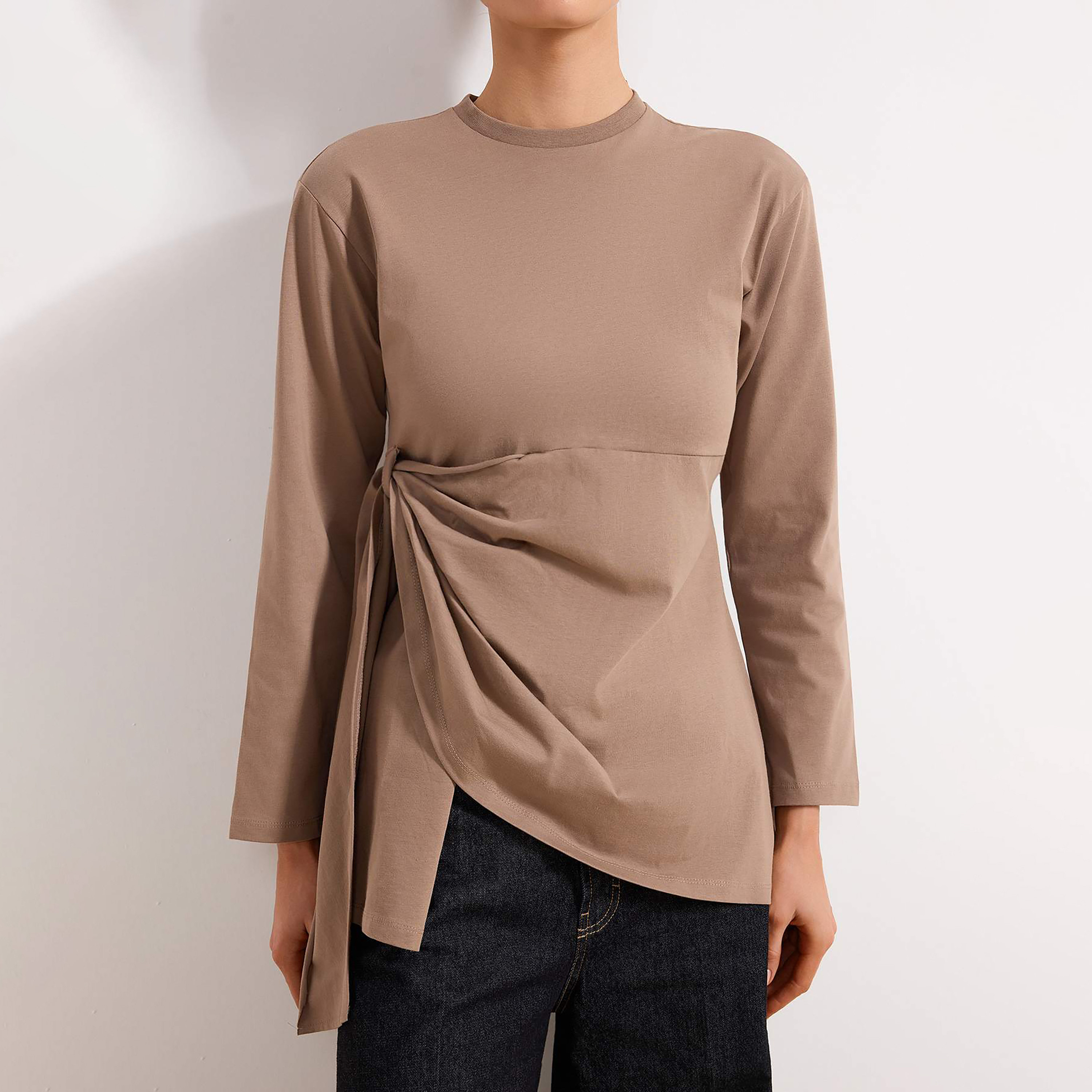تونيك حريمي محتشم بلف قماش قطن باللون البني من ترينديول-women-clothing-shirtsandblouses-blouses-image-1