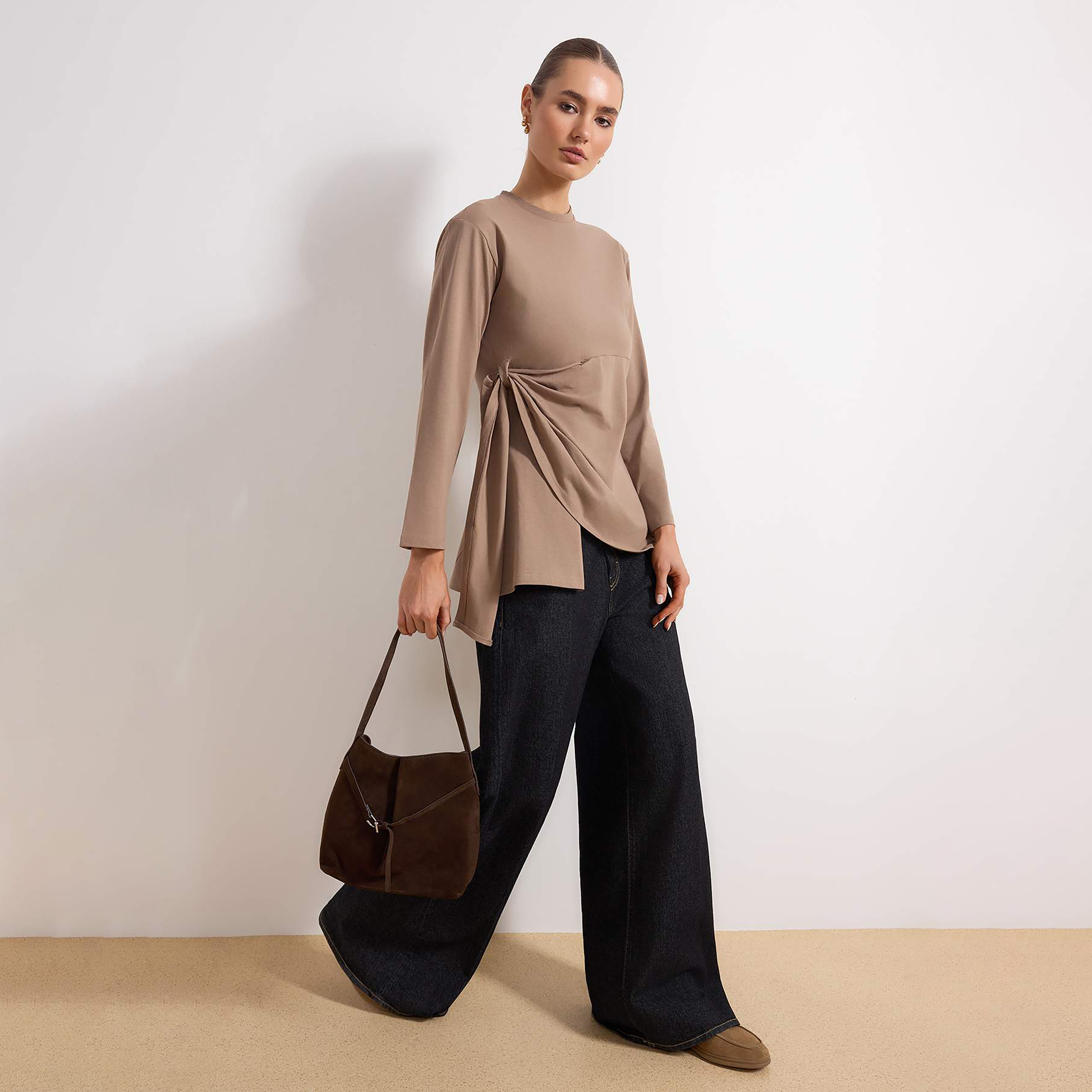 تونيك حريمي محتشم بلف قماش قطن باللون البني من ترينديول-women-clothing-shirtsandblouses-blouses-image-2