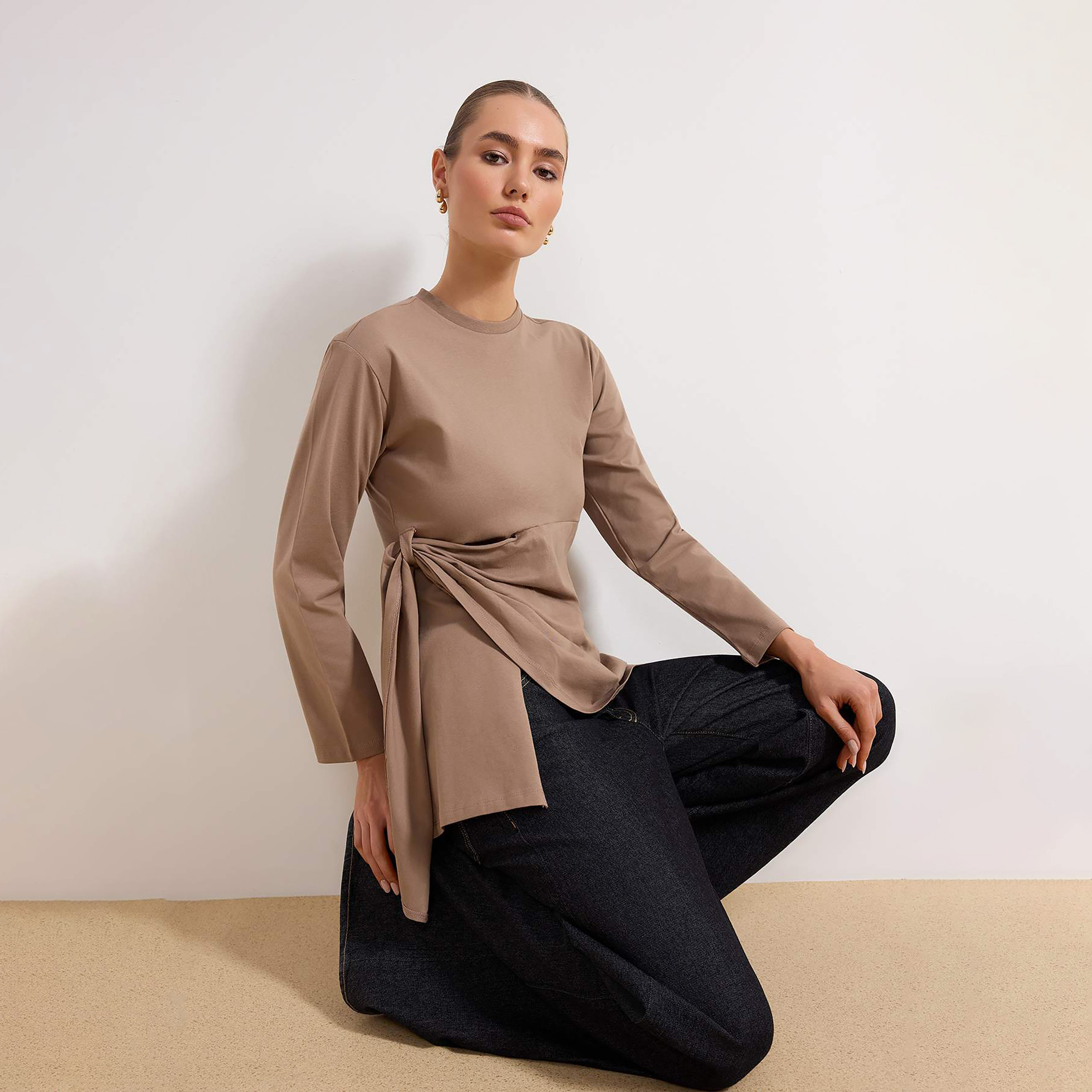 تونيك حريمي محتشم بلف قماش قطن باللون البني من ترينديول-women-clothing-shirtsandblouses-blouses-image-3