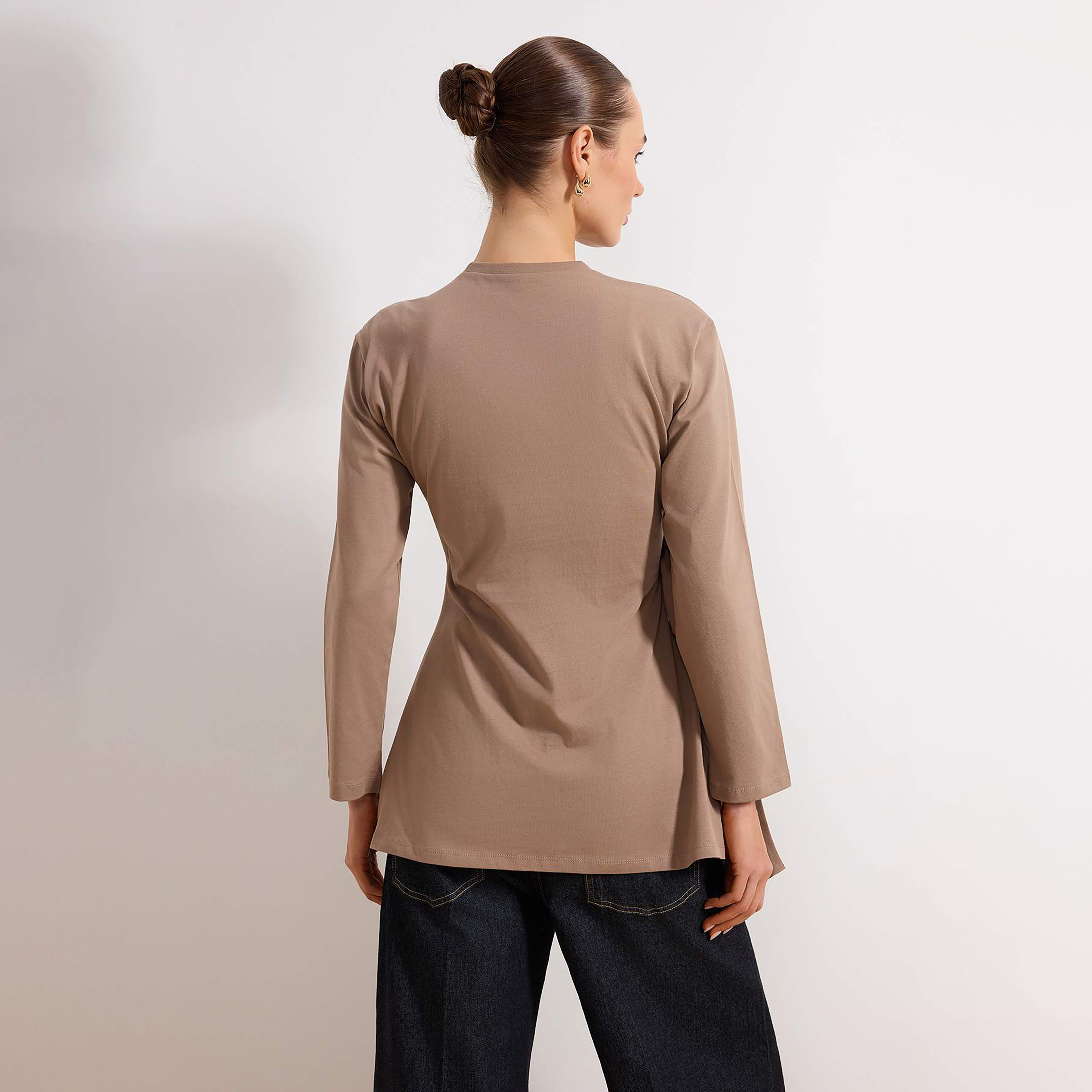 تونيك حريمي محتشم بلف قماش قطن باللون البني من ترينديول-women-clothing-shirtsandblouses-blouses-image-4