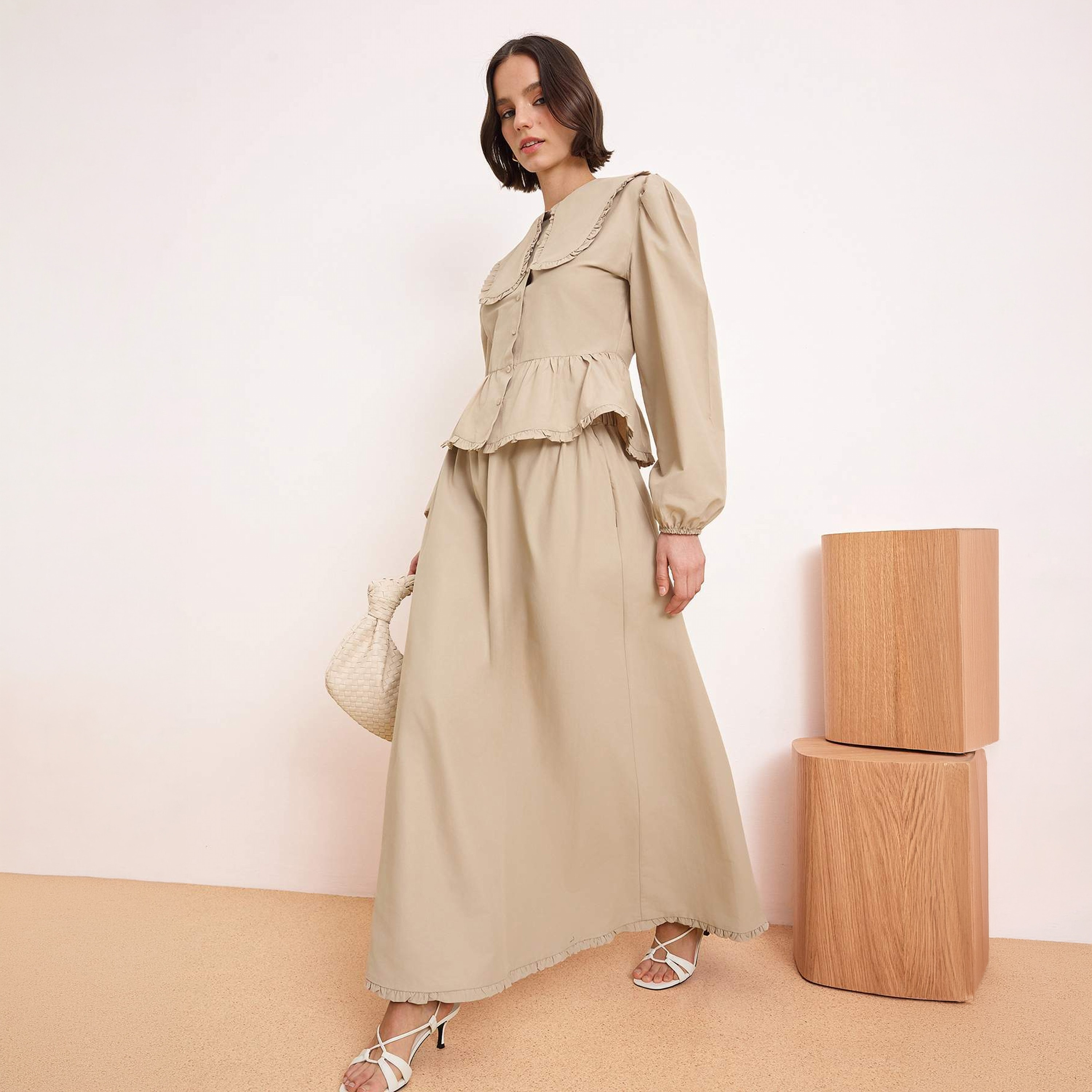 طقم توب وتنورة حريمي محتشم بياقة بيتر بان وأكمام بالون لون البيج من ترينديول-women-clothing-coordsets-image-1