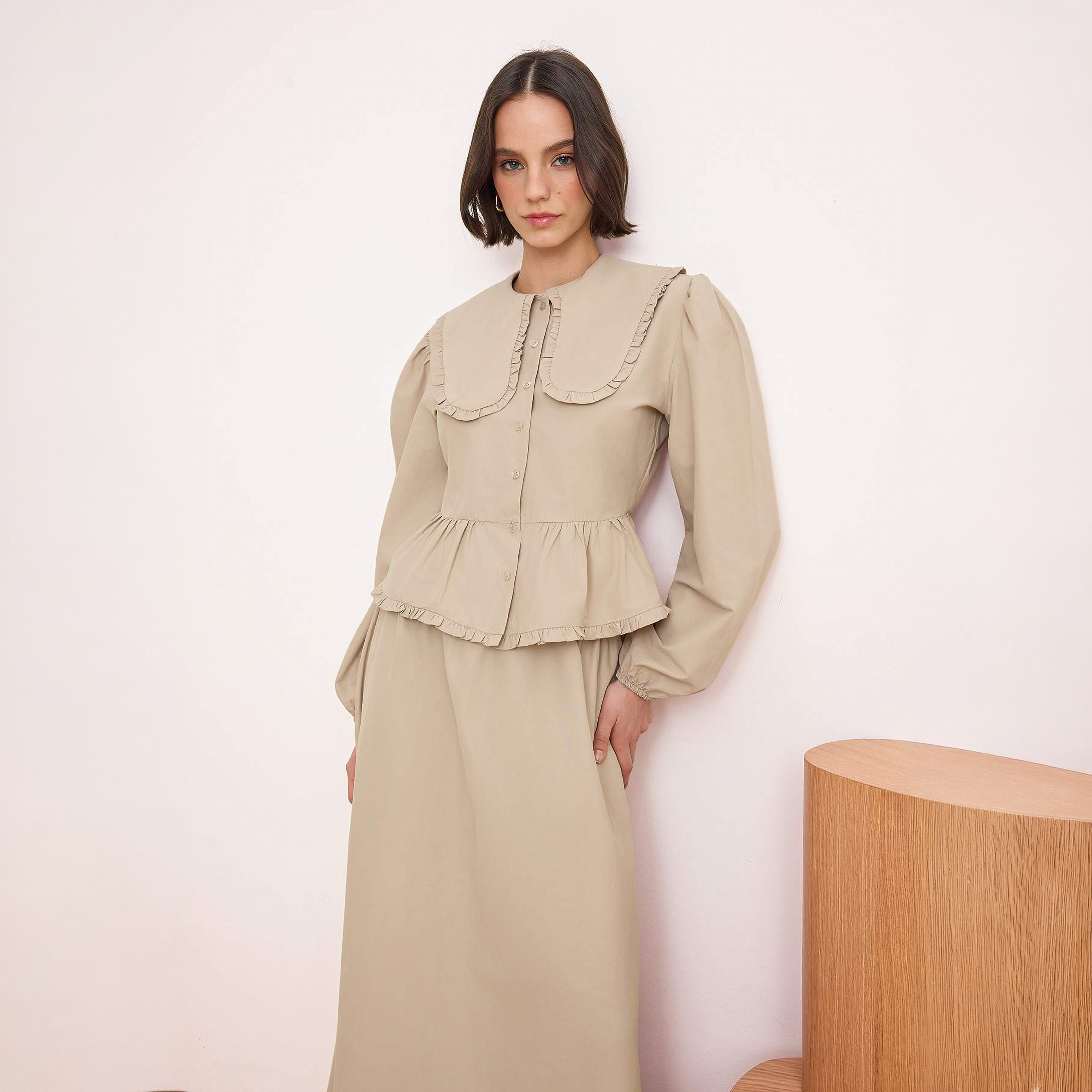 طقم توب وتنورة حريمي محتشم بياقة بيتر بان وأكمام بالون لون البيج من ترينديول-women-clothing-coordsets-image-2