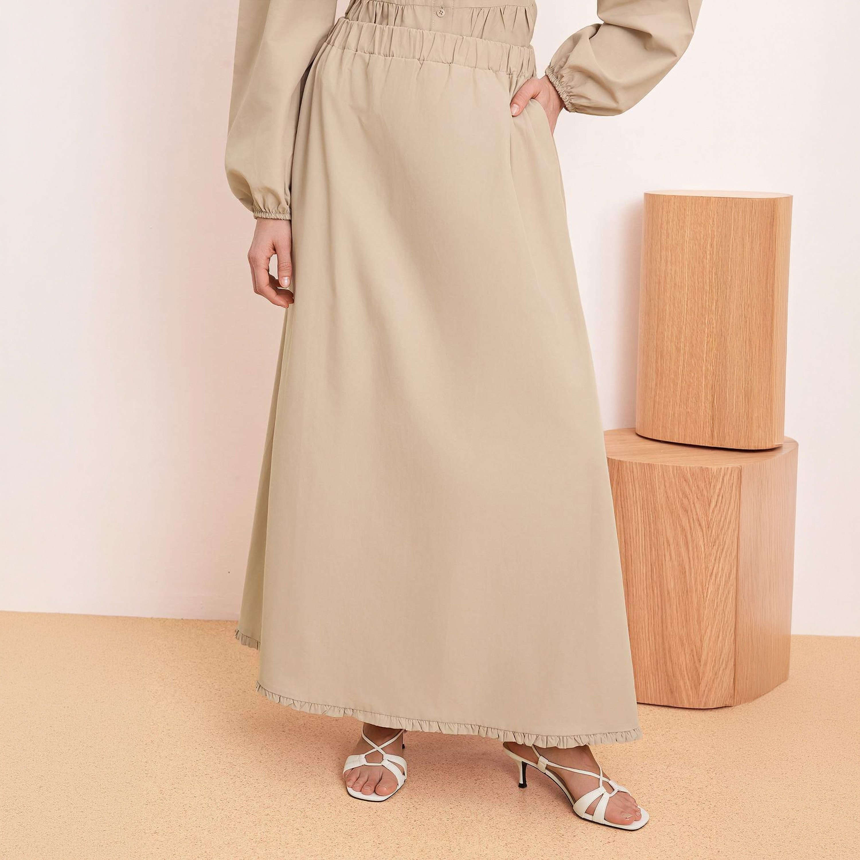 طقم توب وتنورة حريمي محتشم بياقة بيتر بان وأكمام بالون لون البيج من ترينديول-women-clothing-coordsets-image-3