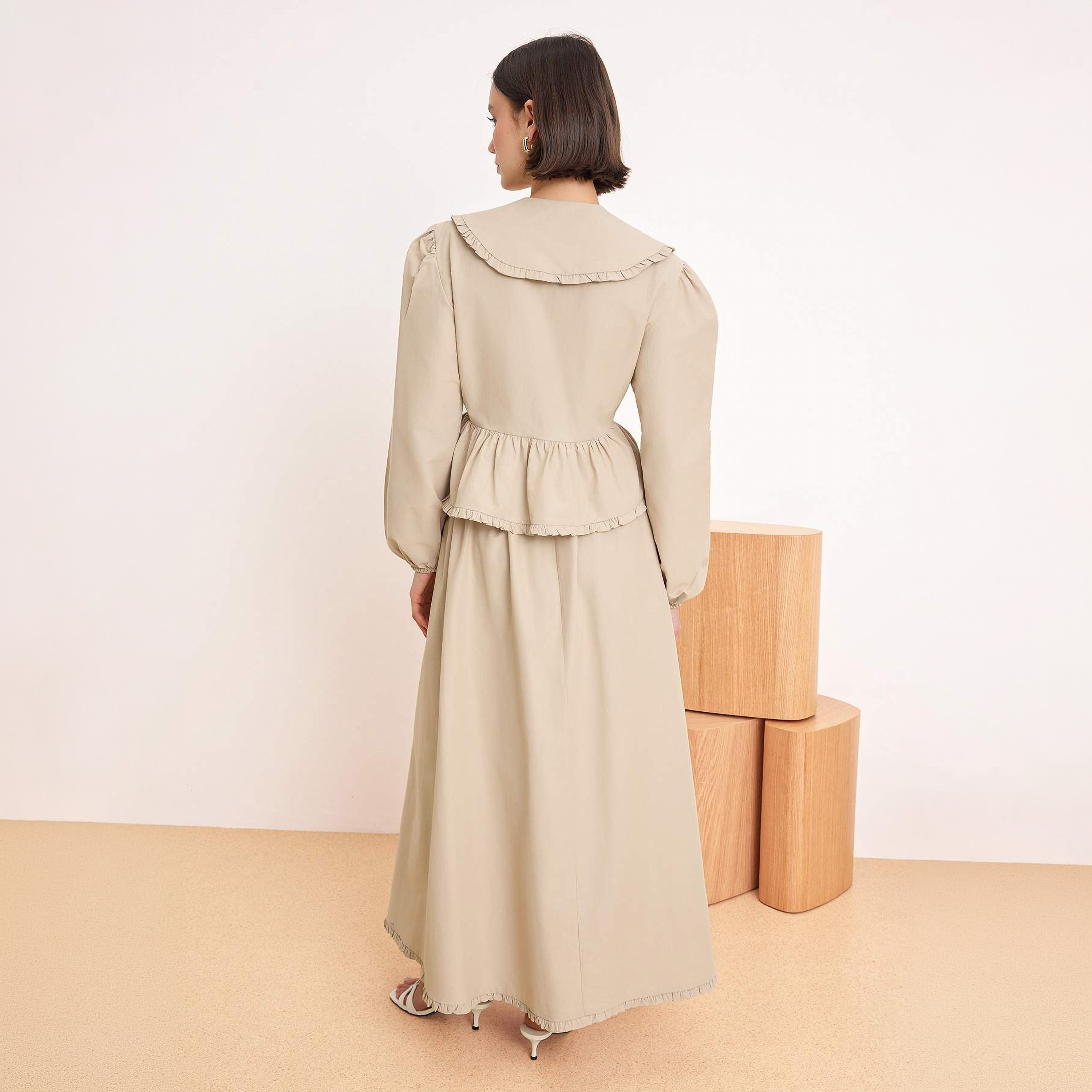 طقم توب وتنورة حريمي محتشم بياقة بيتر بان وأكمام بالون لون البيج من ترينديول-women-clothing-coordsets-image-4