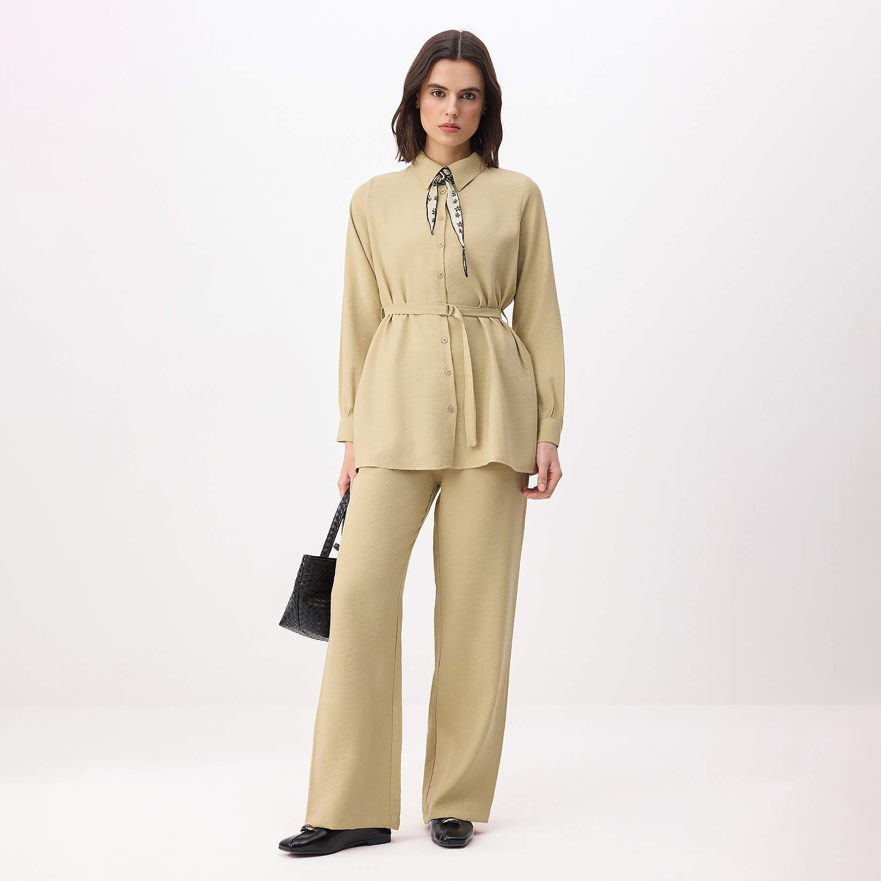 طقم قميص وبنطلون حريمي محتشم بياقة بلون الكاكي من تريندyol-women-clothing-coordsets-image-1
