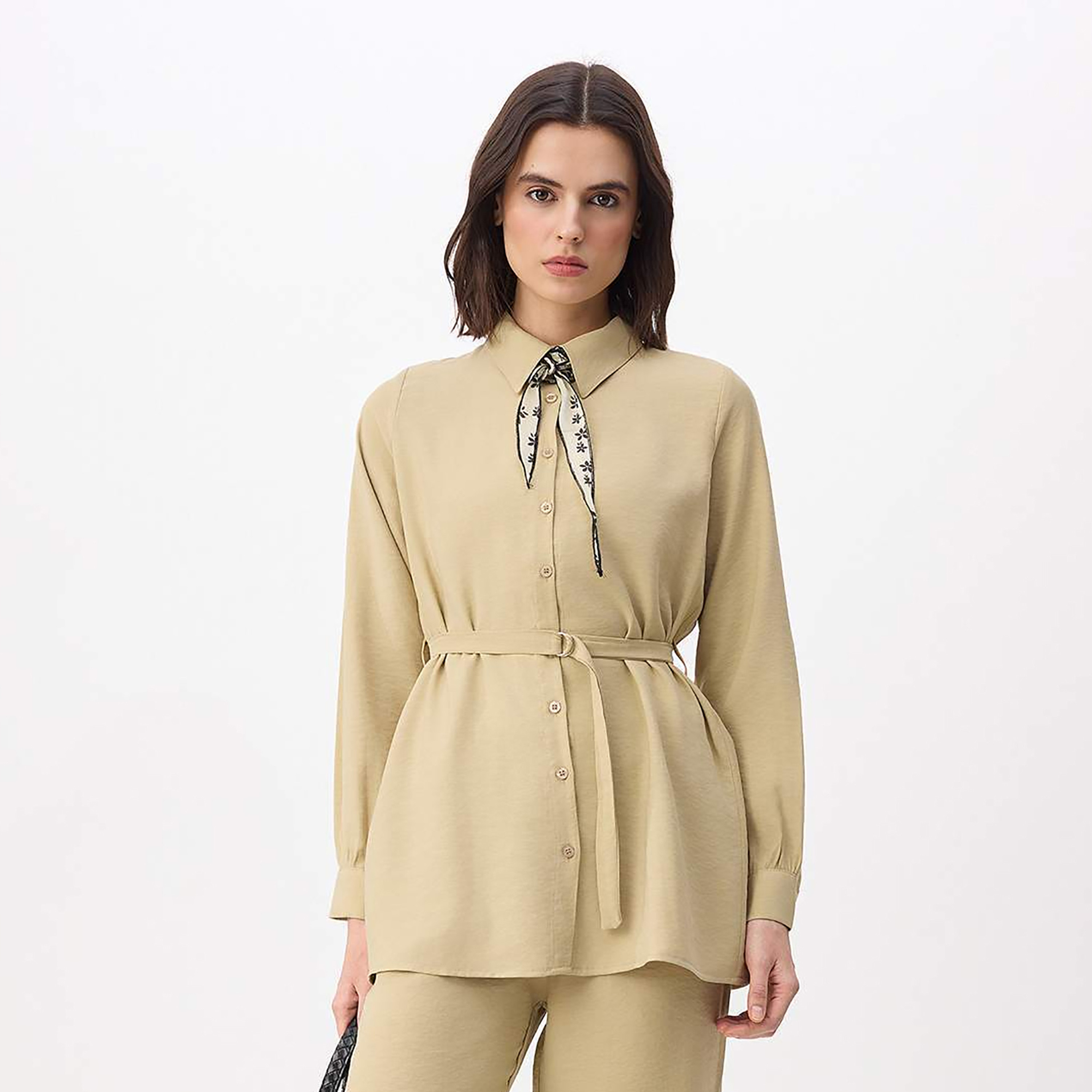 طقم قميص وبنطلون حريمي محتشم بياقة بلون الكاكي من تريندyol-women-clothing-coordsets-image-2