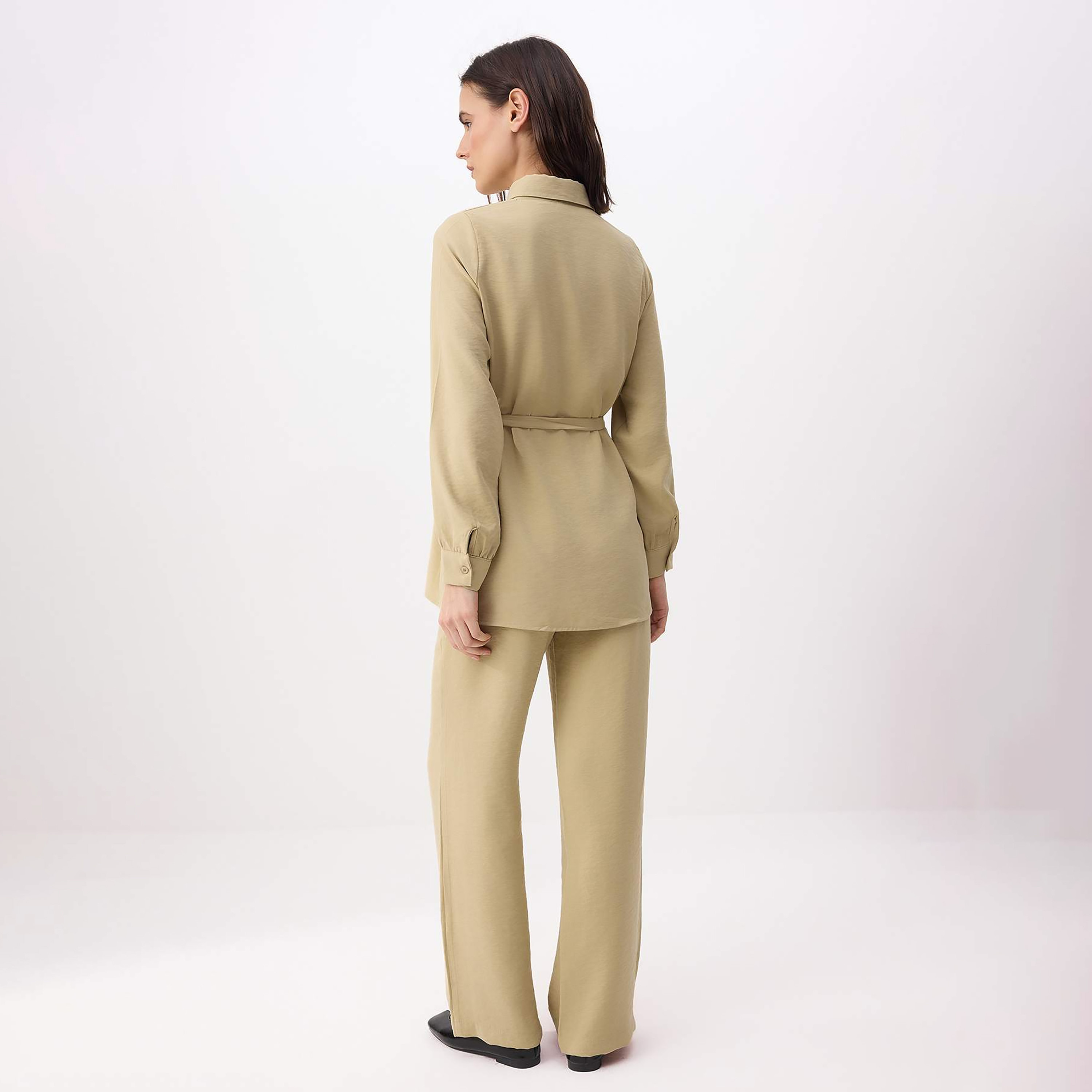 طقم قميص وبنطلون حريمي محتشم بياقة بلون الكاكي من تريندyol-women-clothing-coordsets-image-4