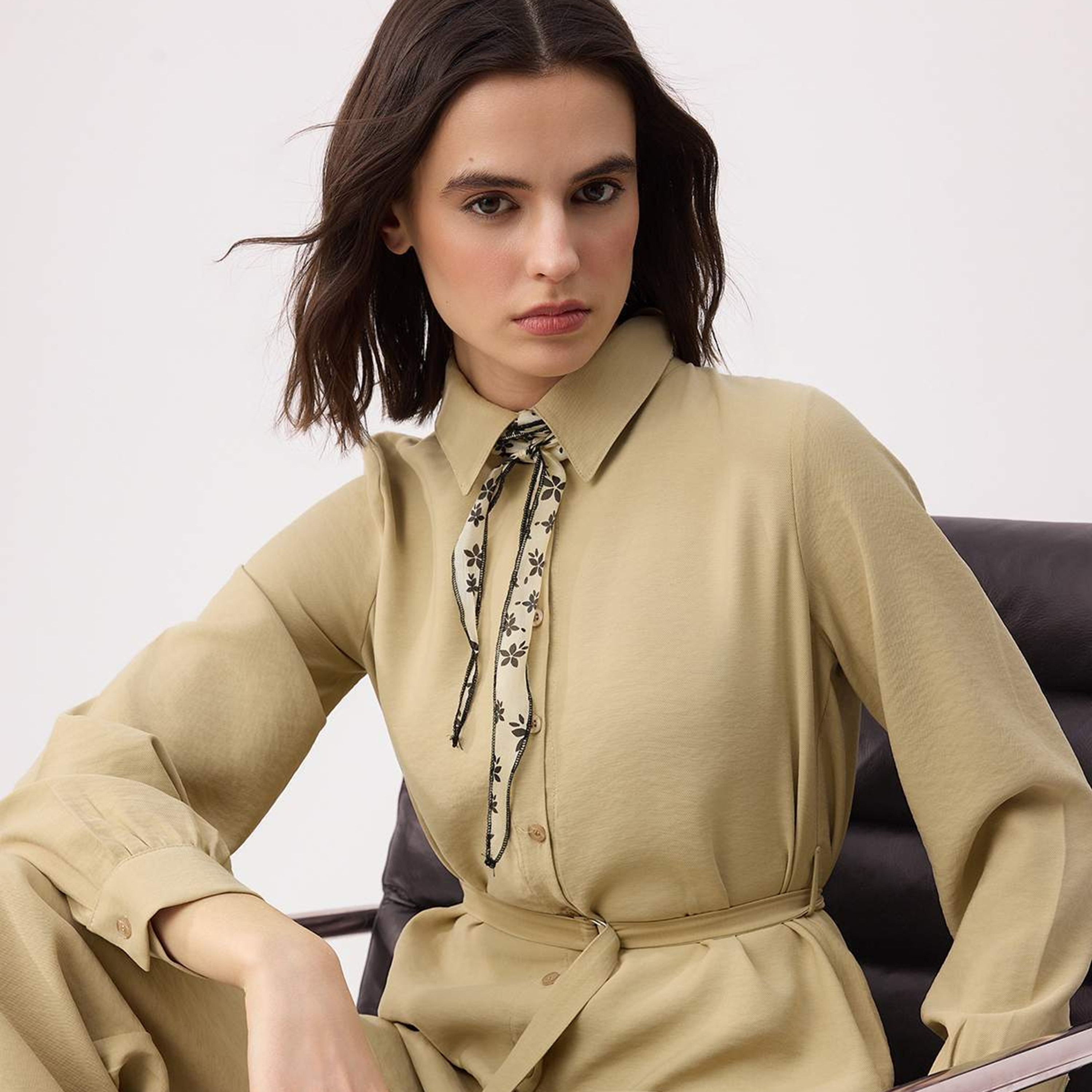 طقم قميص وبنطلون حريمي محتشم بياقة بلون الكاكي من تريندyol-women-clothing-coordsets-image-5