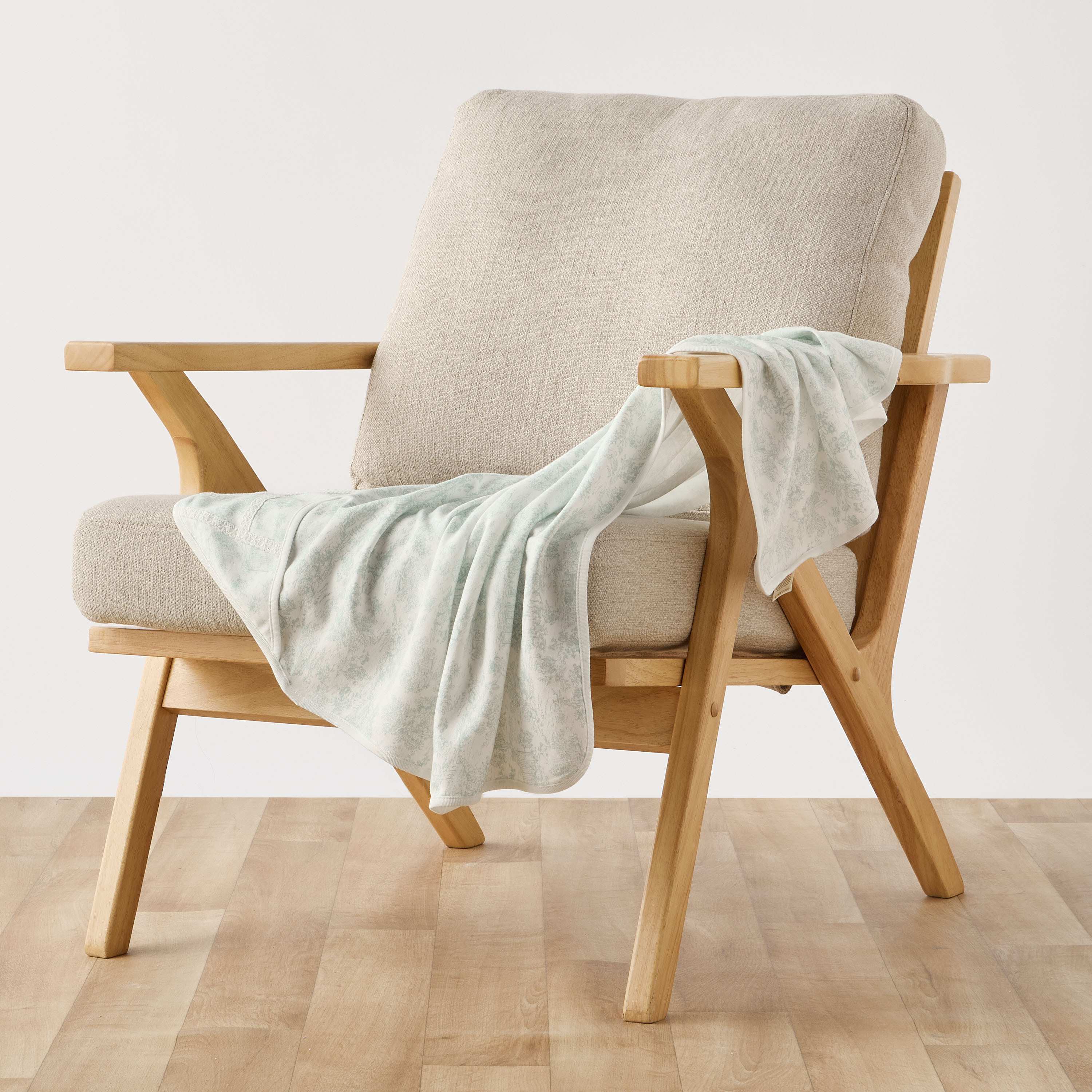 بطانية مواليد بدانتيل من جيجلز-baby-nursery-blanketsandswaddles-receivingblankets-image-5