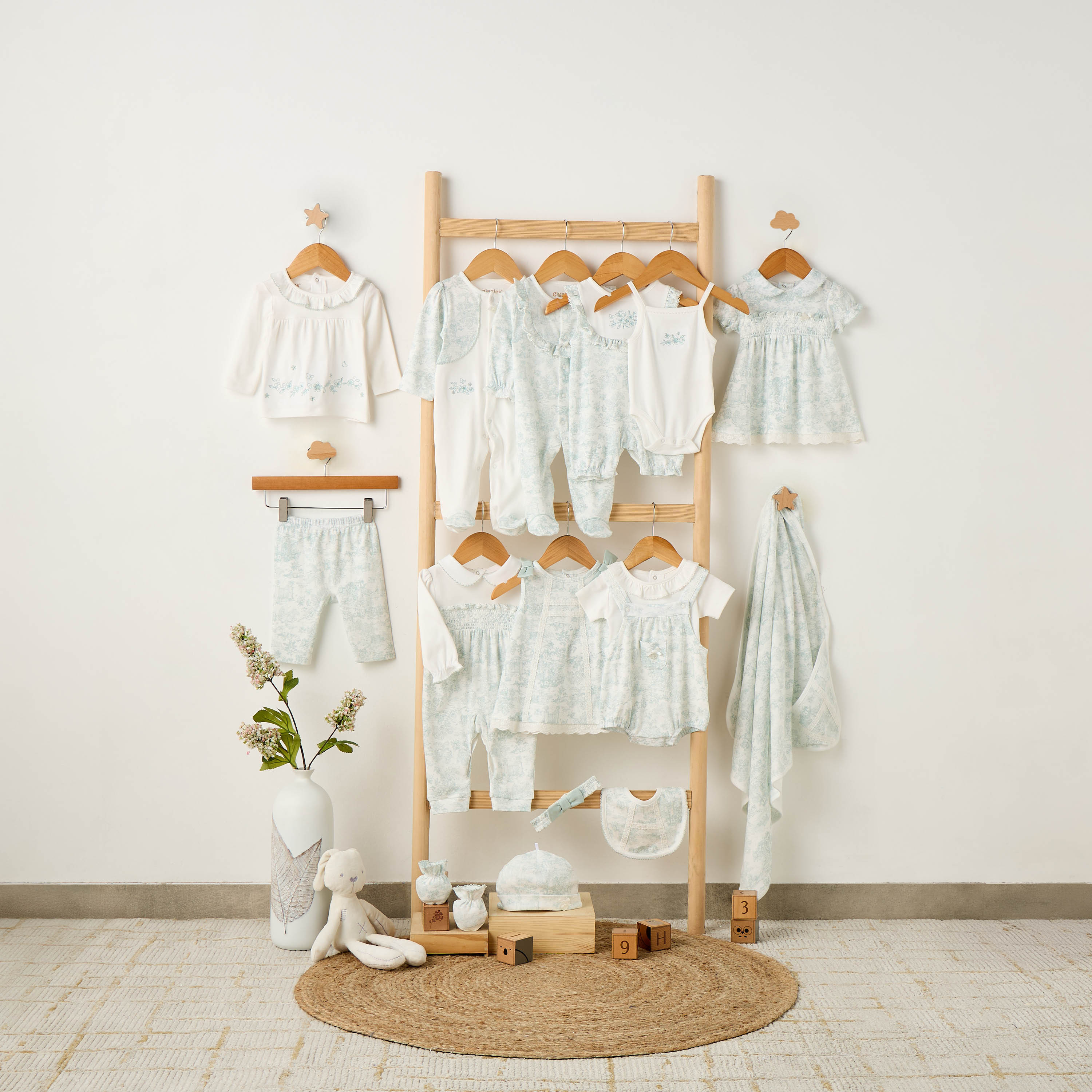 بطانية مواليد بدانتيل من جيجلز-baby-nursery-blanketsandswaddles-receivingblankets-image-1