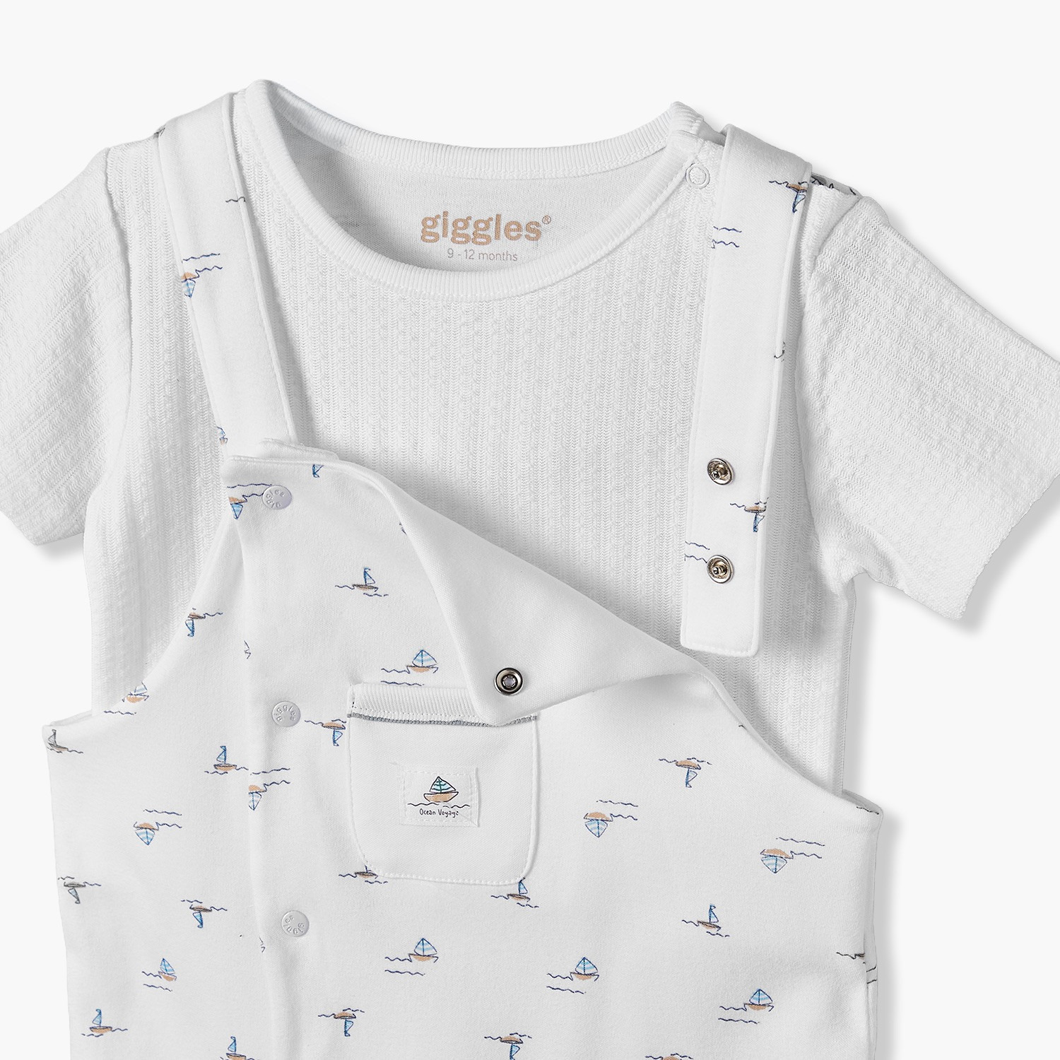 طقم دنغري وتيشيرت بأكمام قصيرة ورقبة ضيقة وطبعات من جيجلز-baby-boys-clothing-setsandcoords-image-9