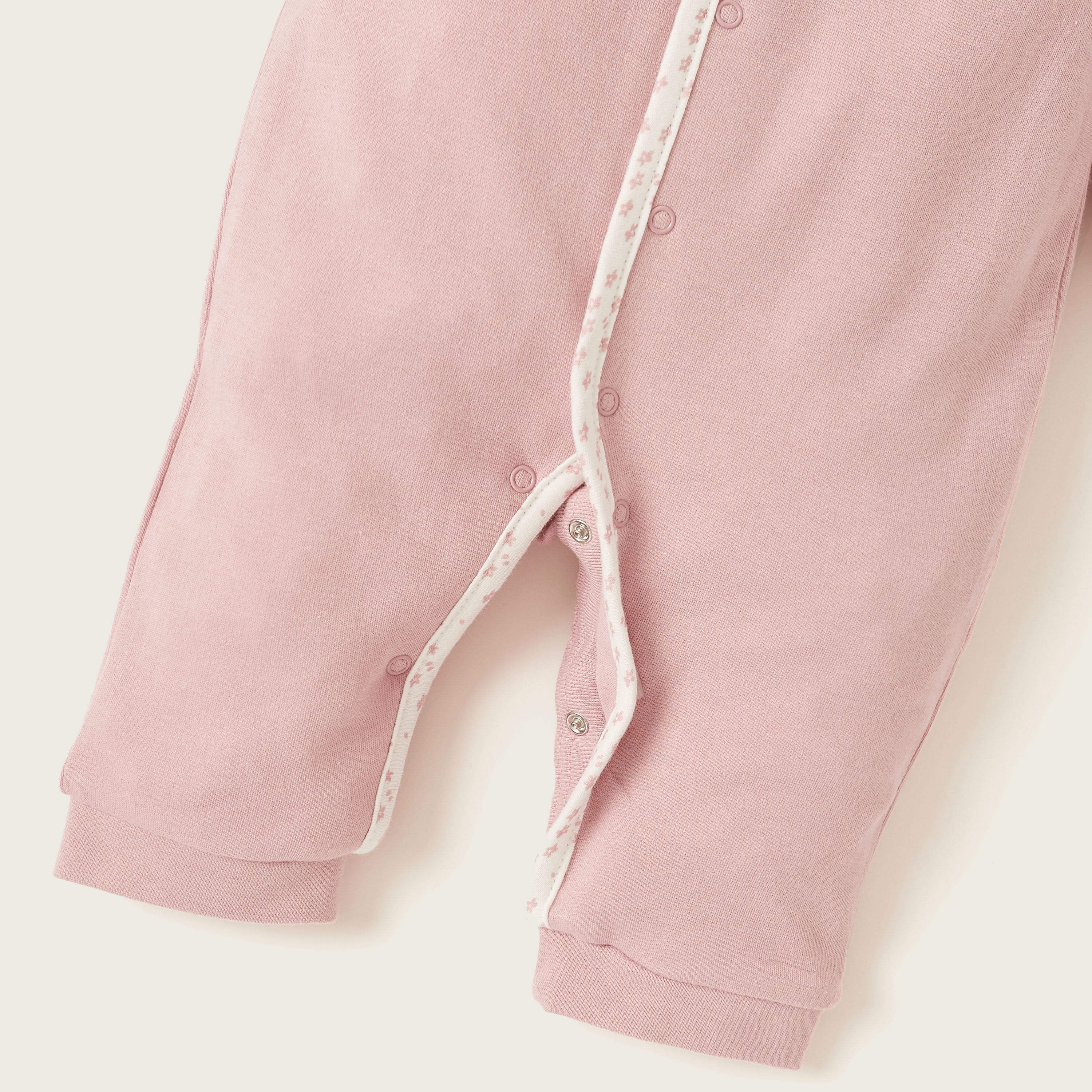 بدلة نوم سادة بأكمام طويلة وتطريز زهور من جونيورز-baby-girls-clothing-nightwear-sleepsuits-image-3