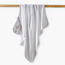 بطانية لحديثي الولادة بقبعة وتطريز زهور من جيجلز-baby-nursery-blanketsandswaddles-receivingblankets-image-5