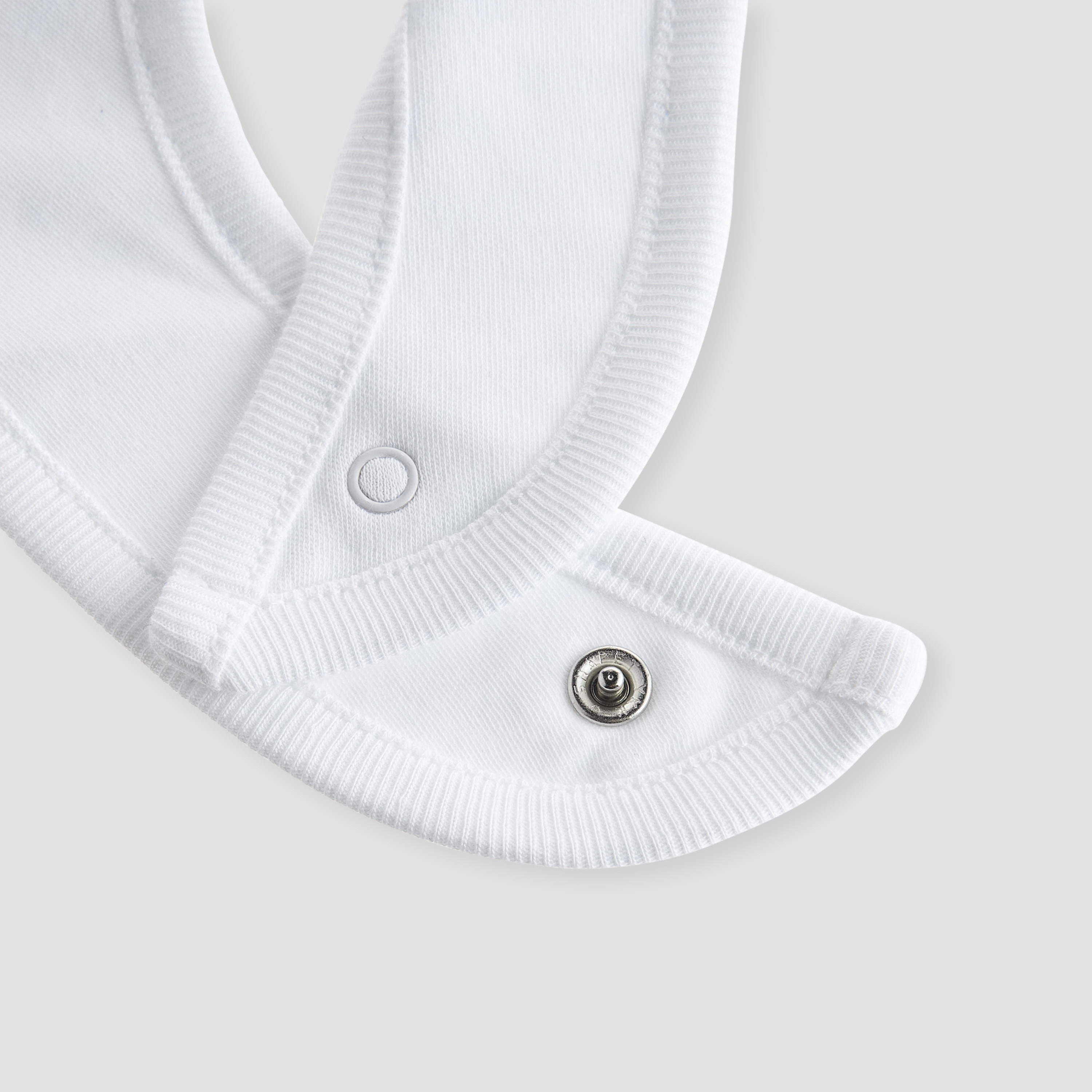 مريلة مطرزة بزر إغلاق من جيجلز-baby-feeding-bibs-image-1