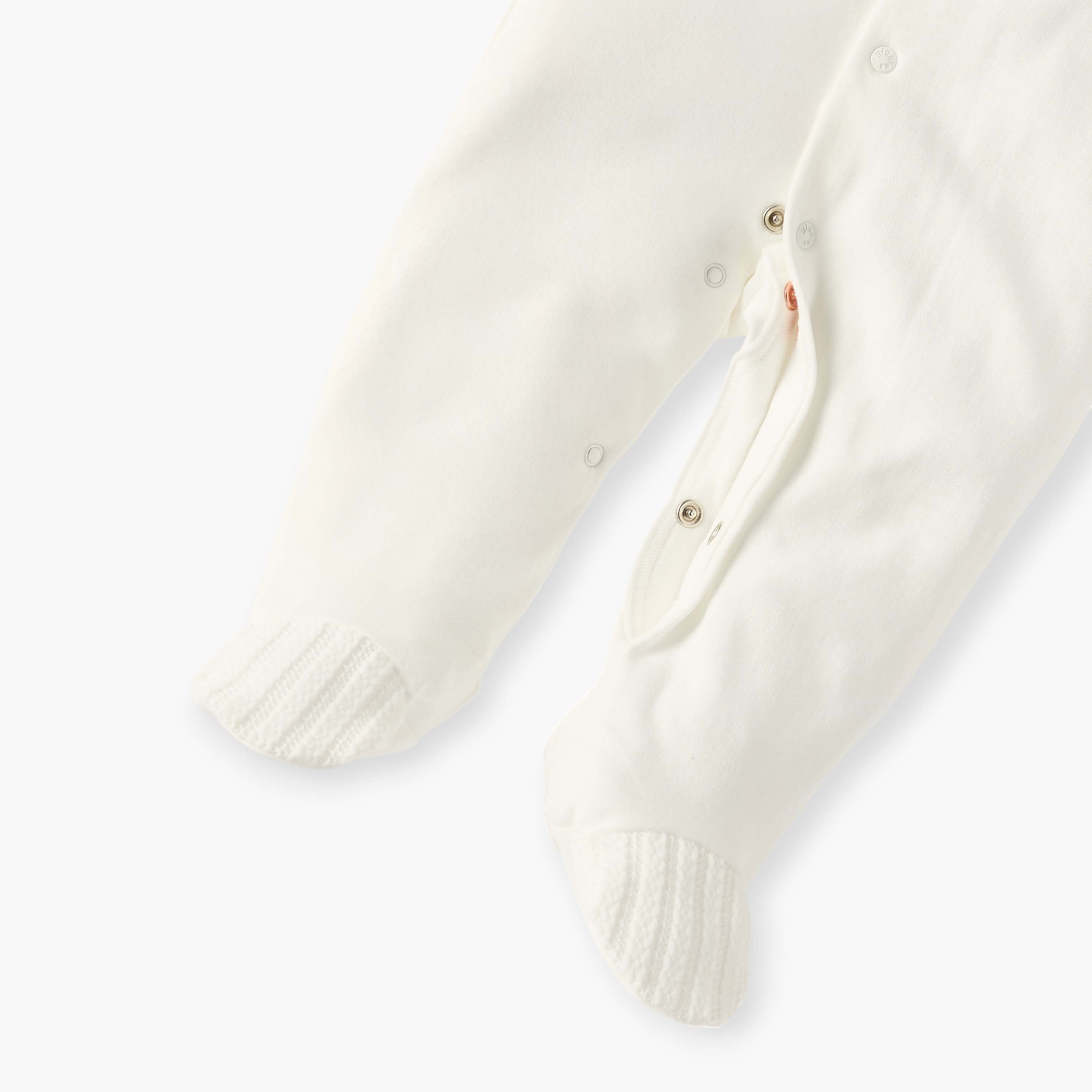 بدلة نوم مغلقة القدمين بارزة الملمس بياقة عادية وأزرار إغلاق من جيجلز-baby-boys-clothing-nightwear-sleepsuits-image-4