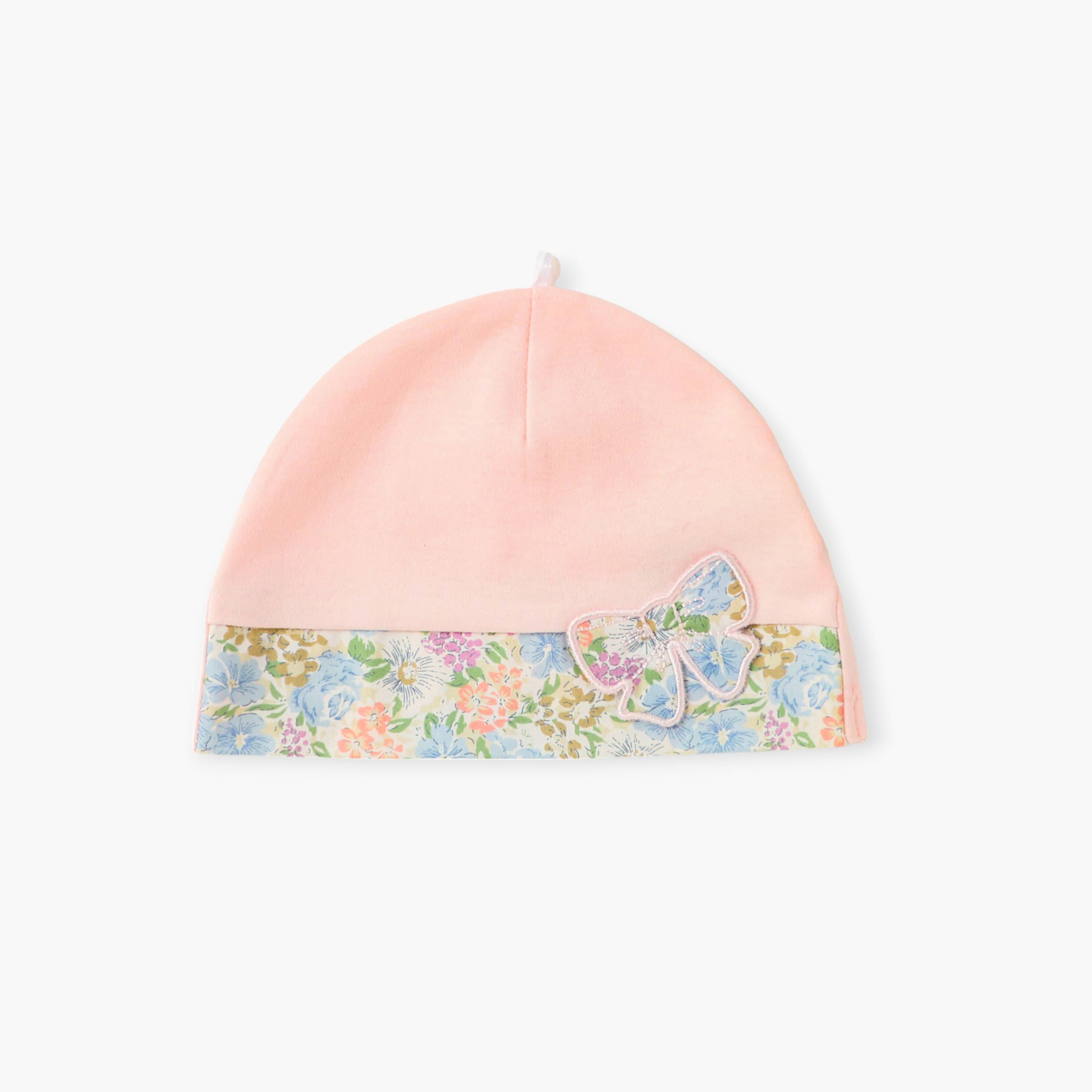 كاب بطبعات أزهار مع لمسة فيونكة من جيجلز-baby-girls-accessories-caps-image-1