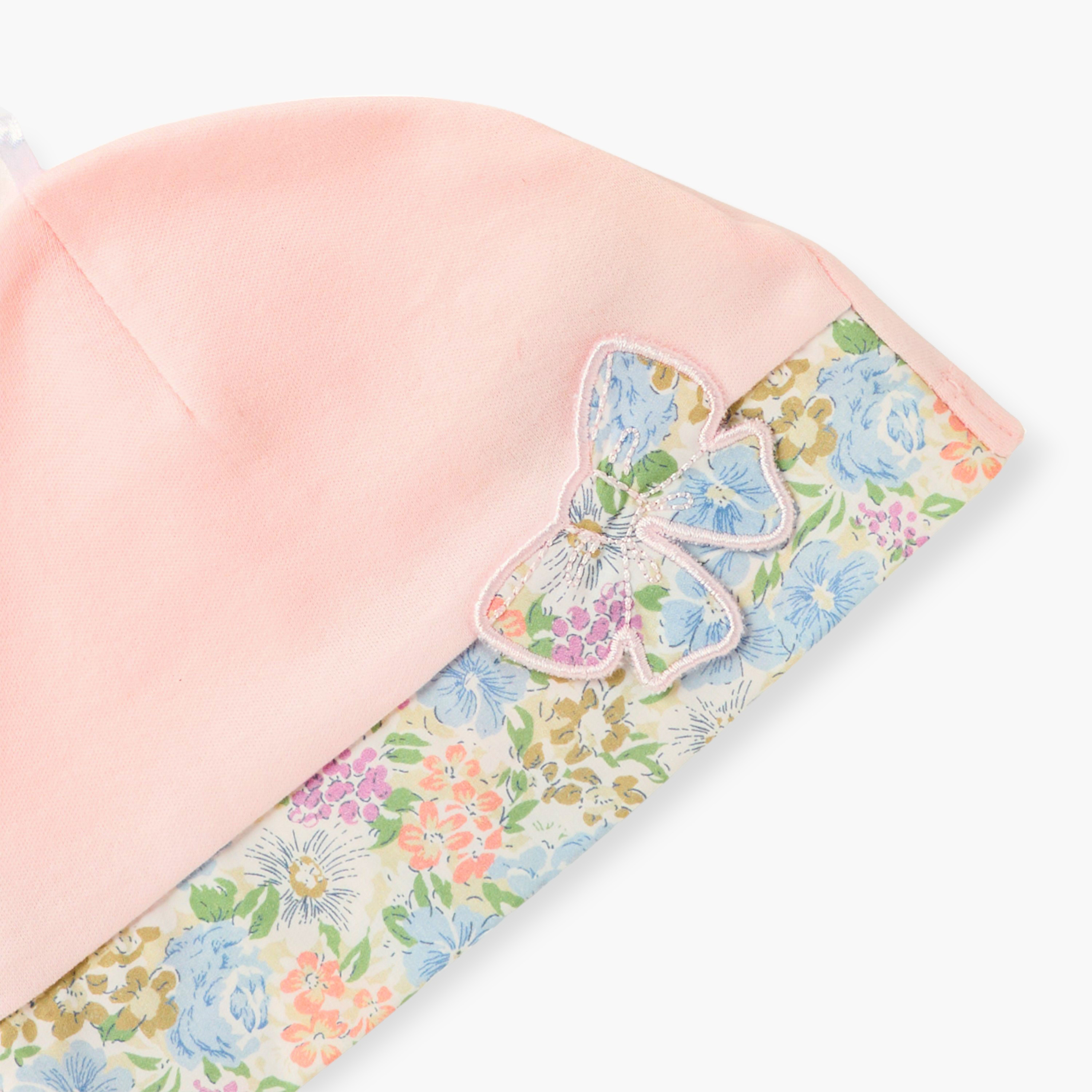 كاب بطبعات أزهار مع لمسة فيونكة من جيجلز-baby-girls-accessories-caps-image-2