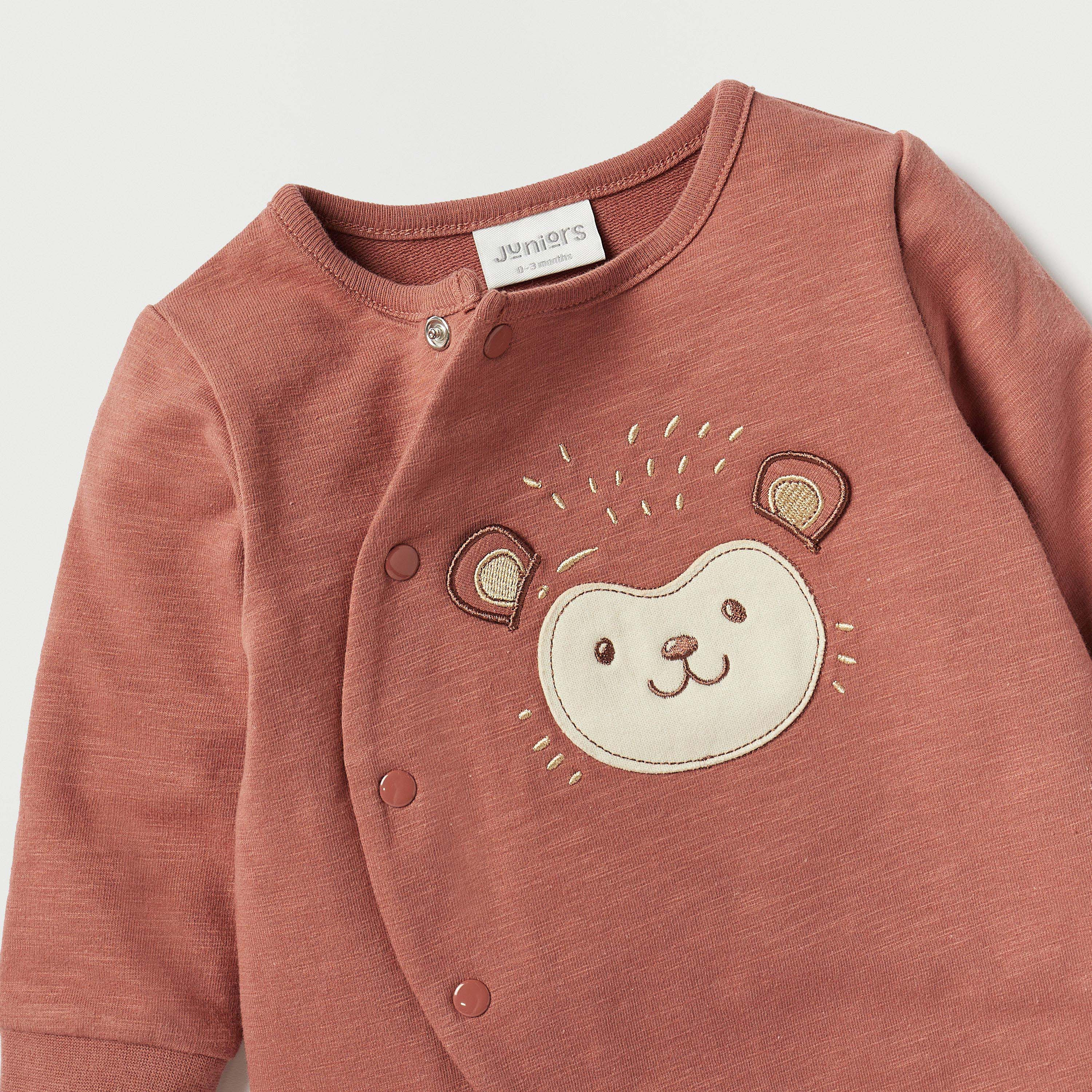 بدلة نوم بأكمام طويلة وأزرار إغلاق كبّاسة وزخارف وجه دب من جونيورز-baby-boys-clothing-nightwear-sleepsuits-image-3