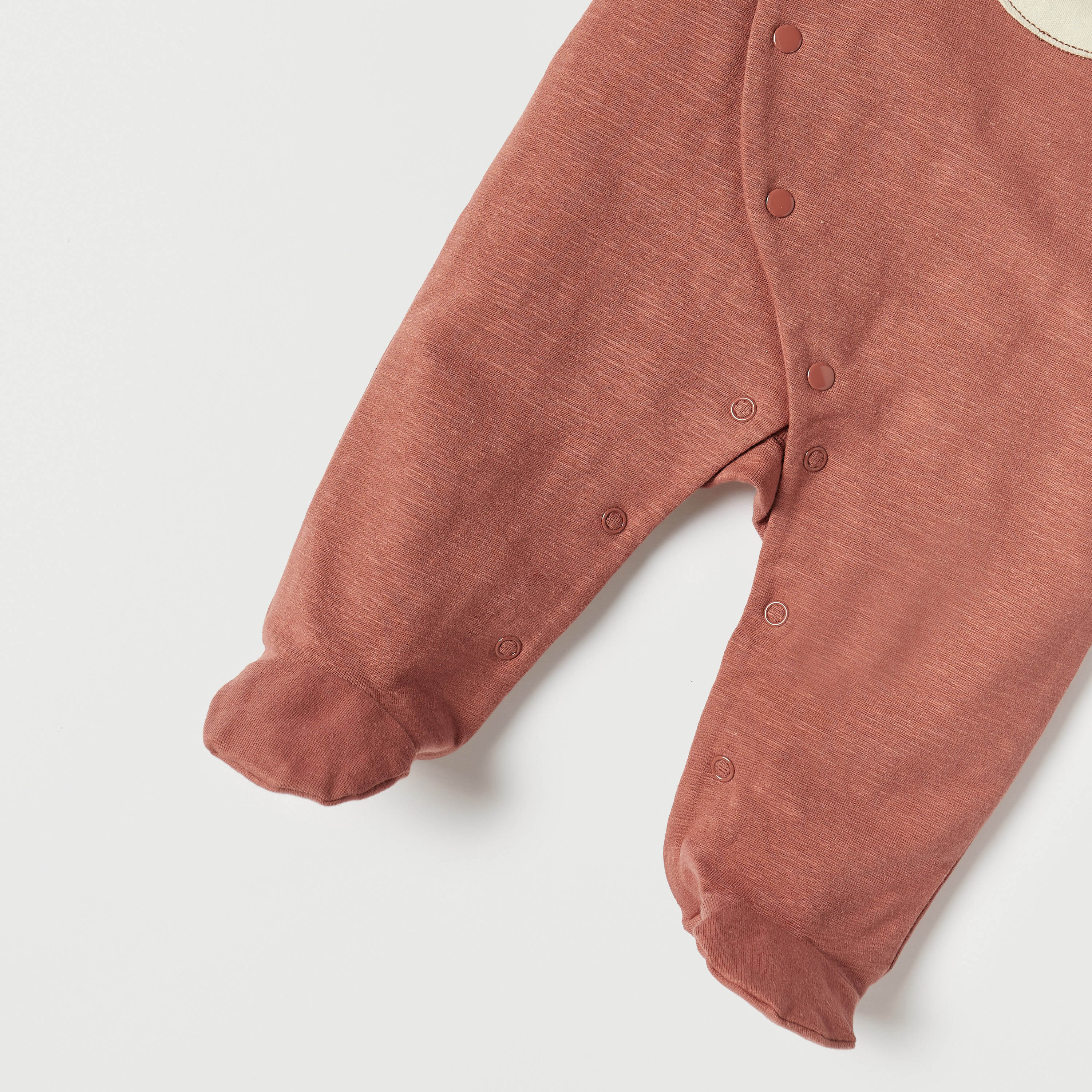 بدلة نوم بأكمام طويلة وأزرار إغلاق كبّاسة وزخارف وجه دب من جونيورز-baby-boys-clothing-nightwear-sleepsuits-image-4
