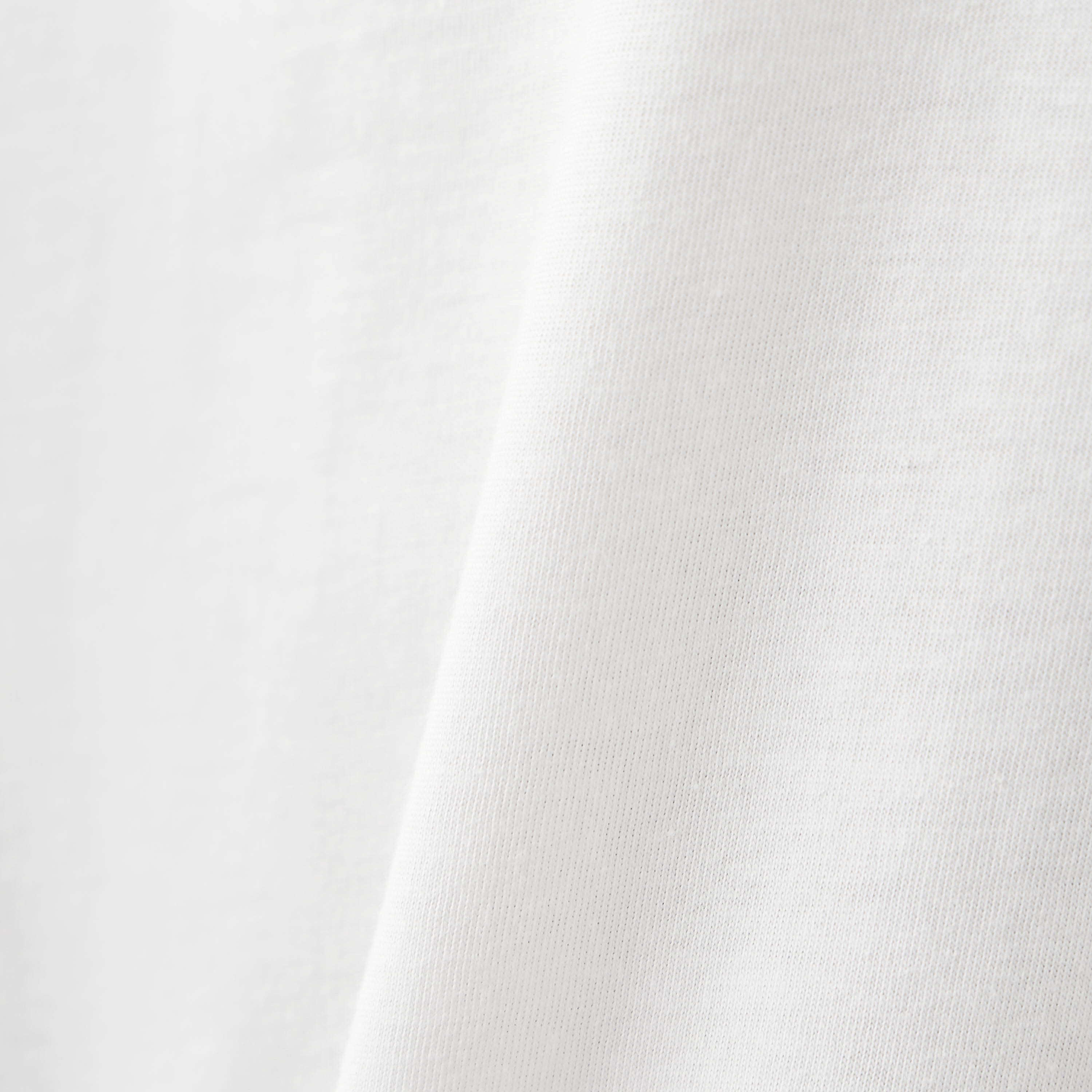 تيشيرت بياقة ضيقة وأكمام قصيرة وطبعات شعار من لاكوست-men-clothing-tshirtsandpolos-tshirts-image-5