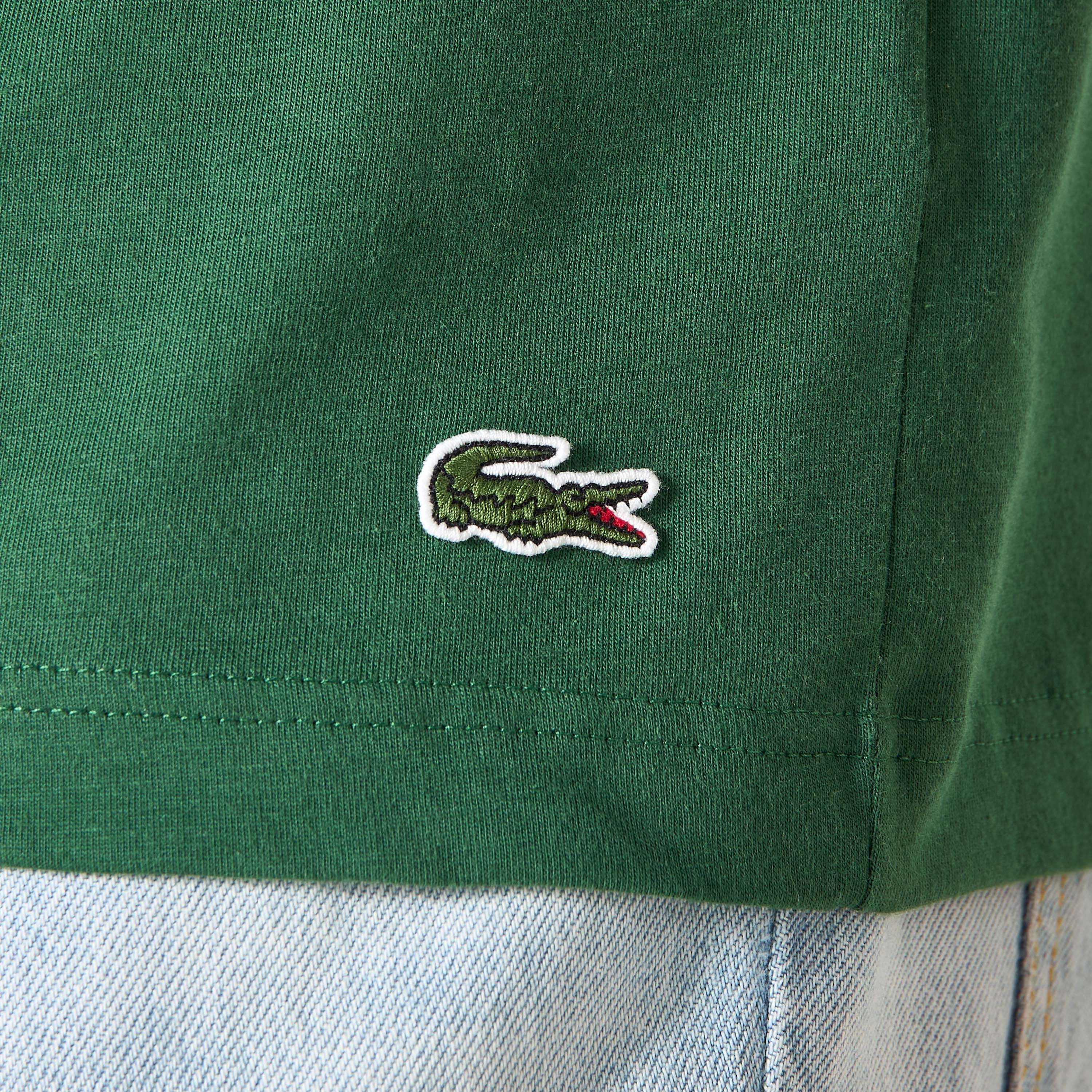 تيشيرت بياقة ضيّقة وأكمام قصيرة وطبعات شعار من لاكوست-men-clothing-tshirtsandpolos-tshirts-image-4