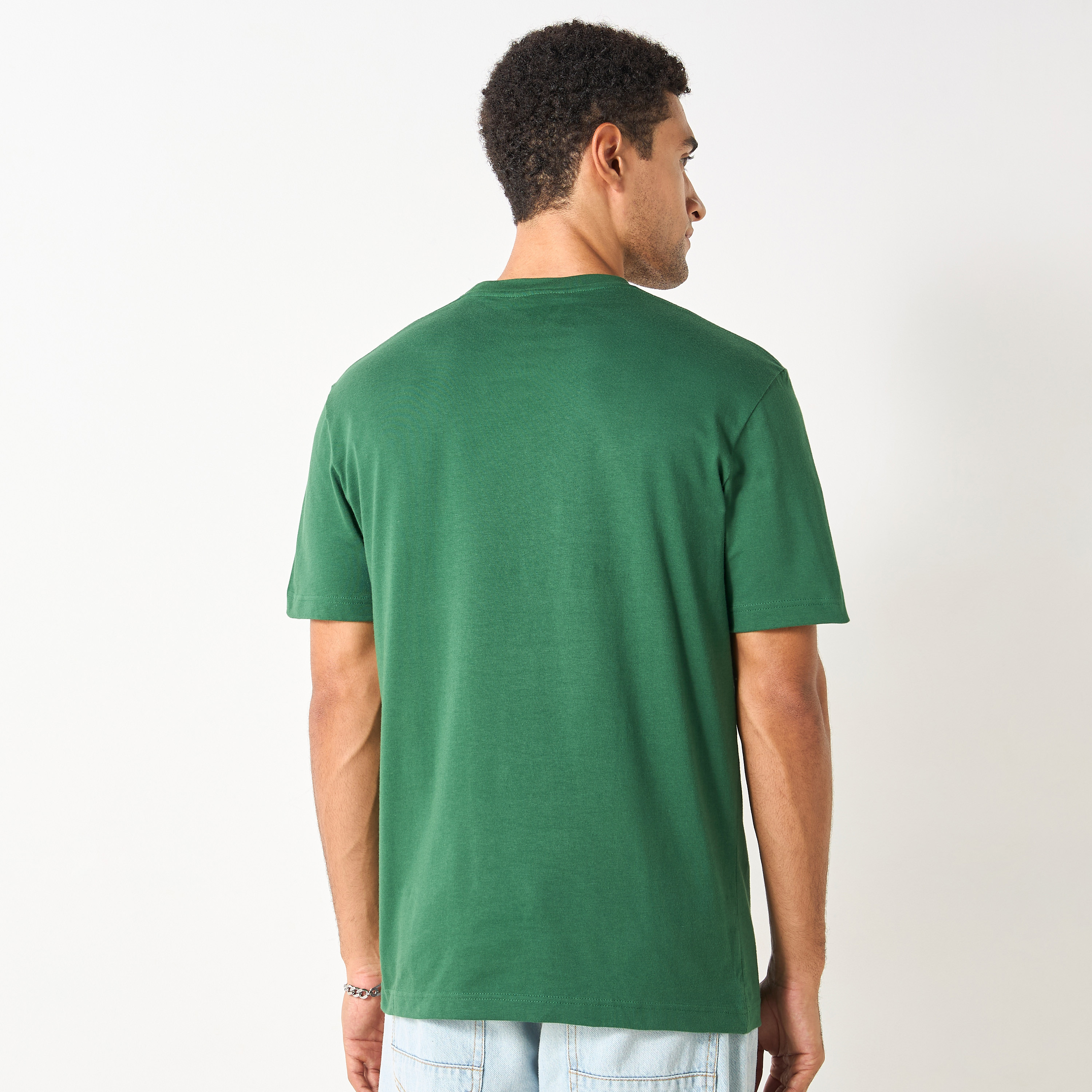 تيشيرت بياقة ضيّقة وأكمام قصيرة وطبعات شعار من لاكوست-men-clothing-tshirtsandpolos-tshirts-image-5