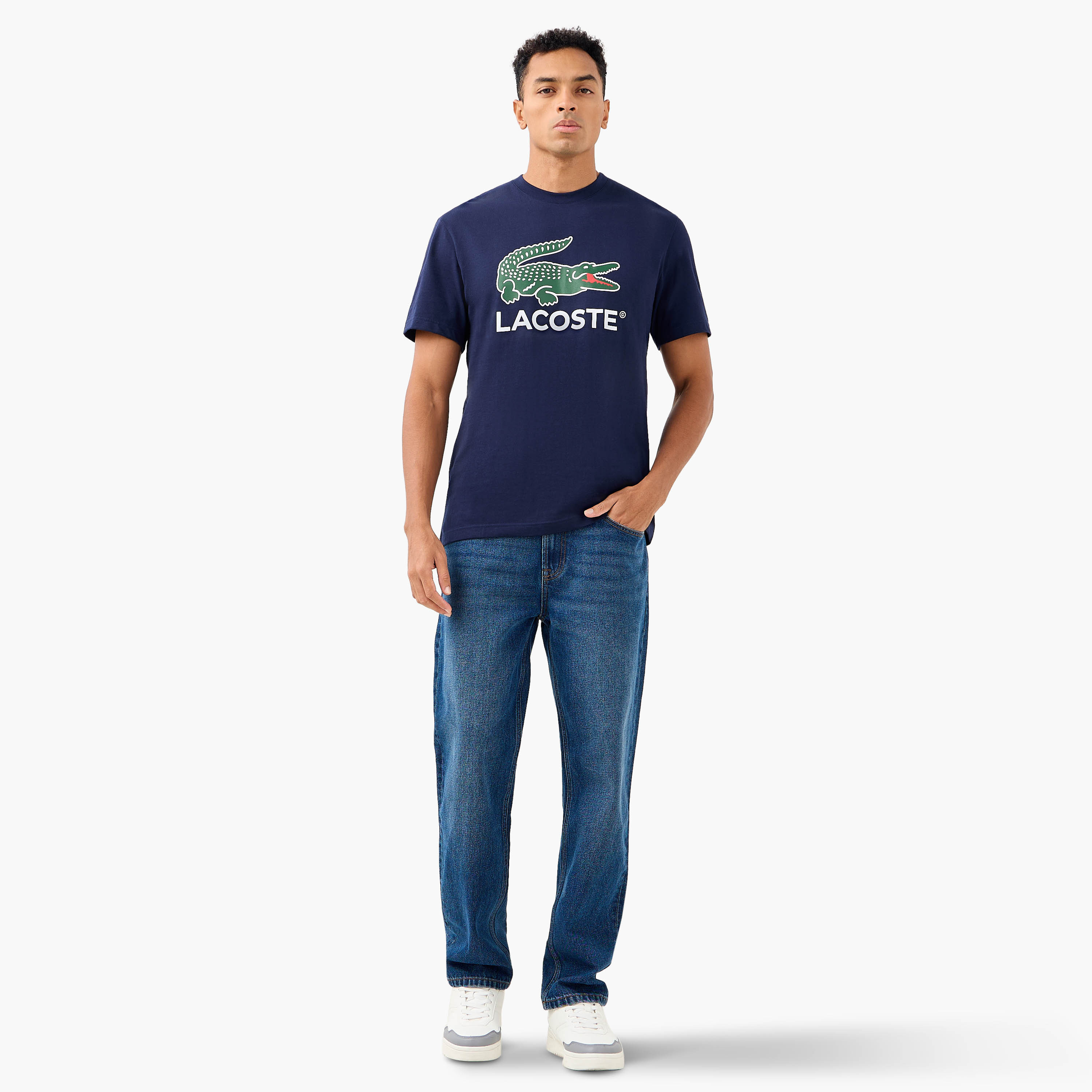 تيشيرت بياقة ضيقة وأكمام قصيرة وطبعات شعار من لاكوست-men-clothing-tshirtsandpolos-tshirts-image-2