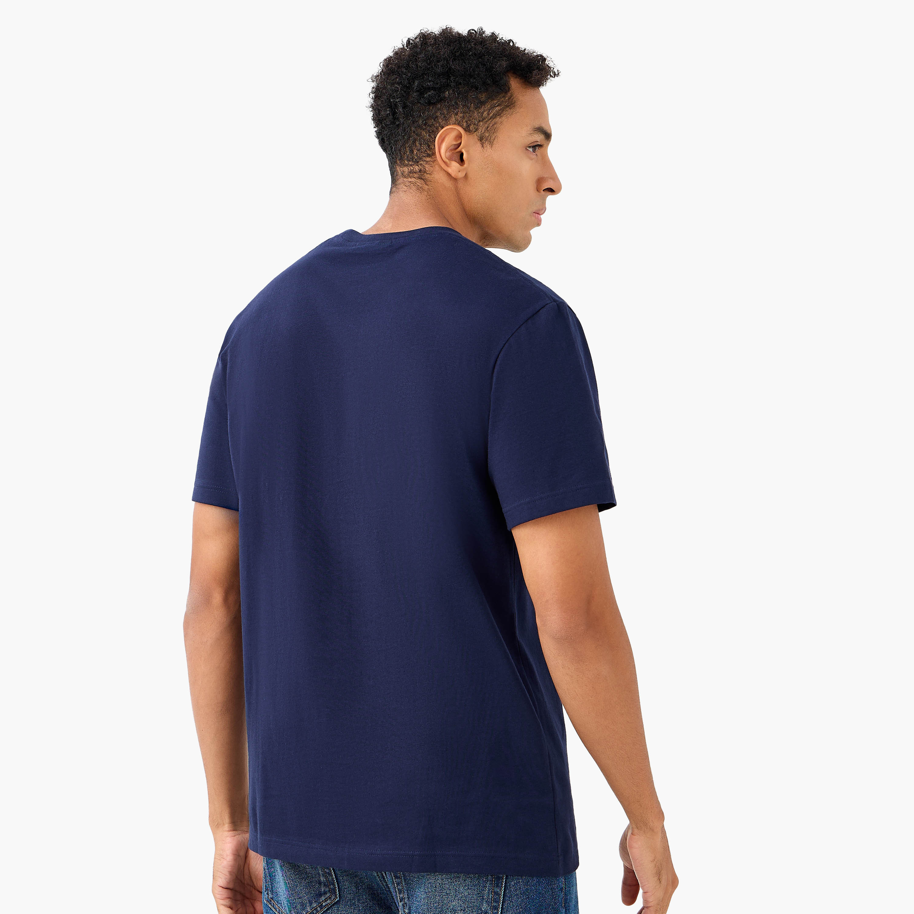 تيشيرت بياقة ضيقة وأكمام قصيرة وطبعات شعار من لاكوست-men-clothing-tshirtsandpolos-tshirts-image-3