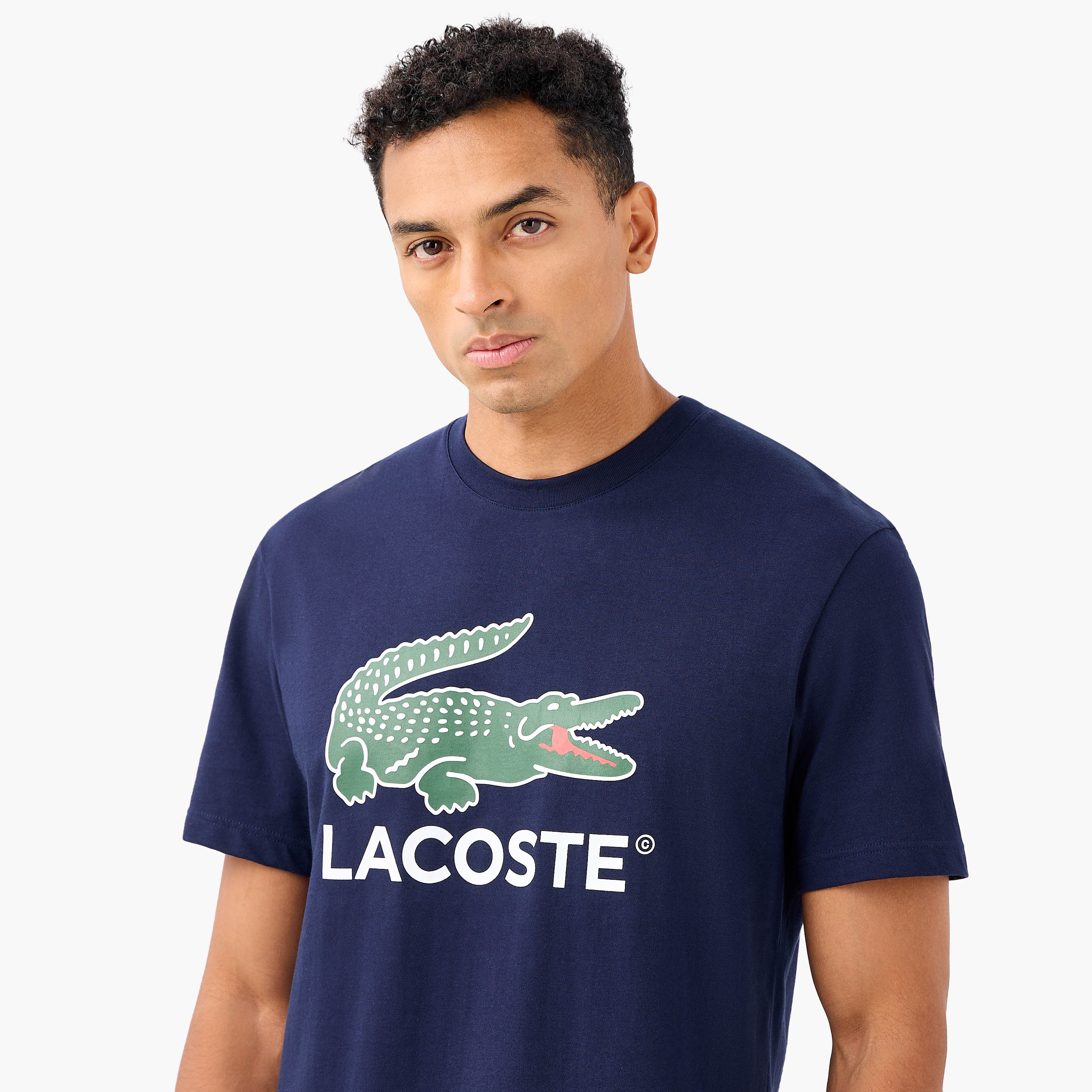 تيشيرت بياقة ضيقة وأكمام قصيرة وطبعات شعار من لاكوست-men-clothing-tshirtsandpolos-tshirts-image-4