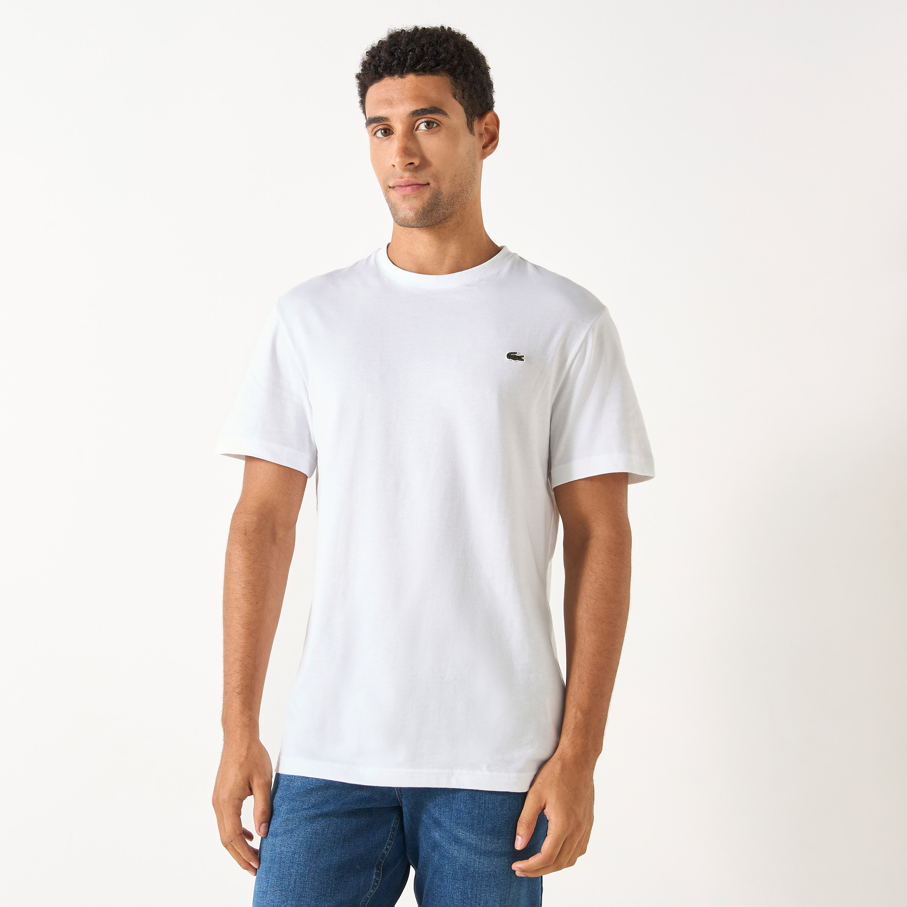 تيشيرت بياقة ضيقة وأكمام قصيرة وزخارف شعار من لاكوست-men-clothing-tshirtsandpolos-tshirts-image-1