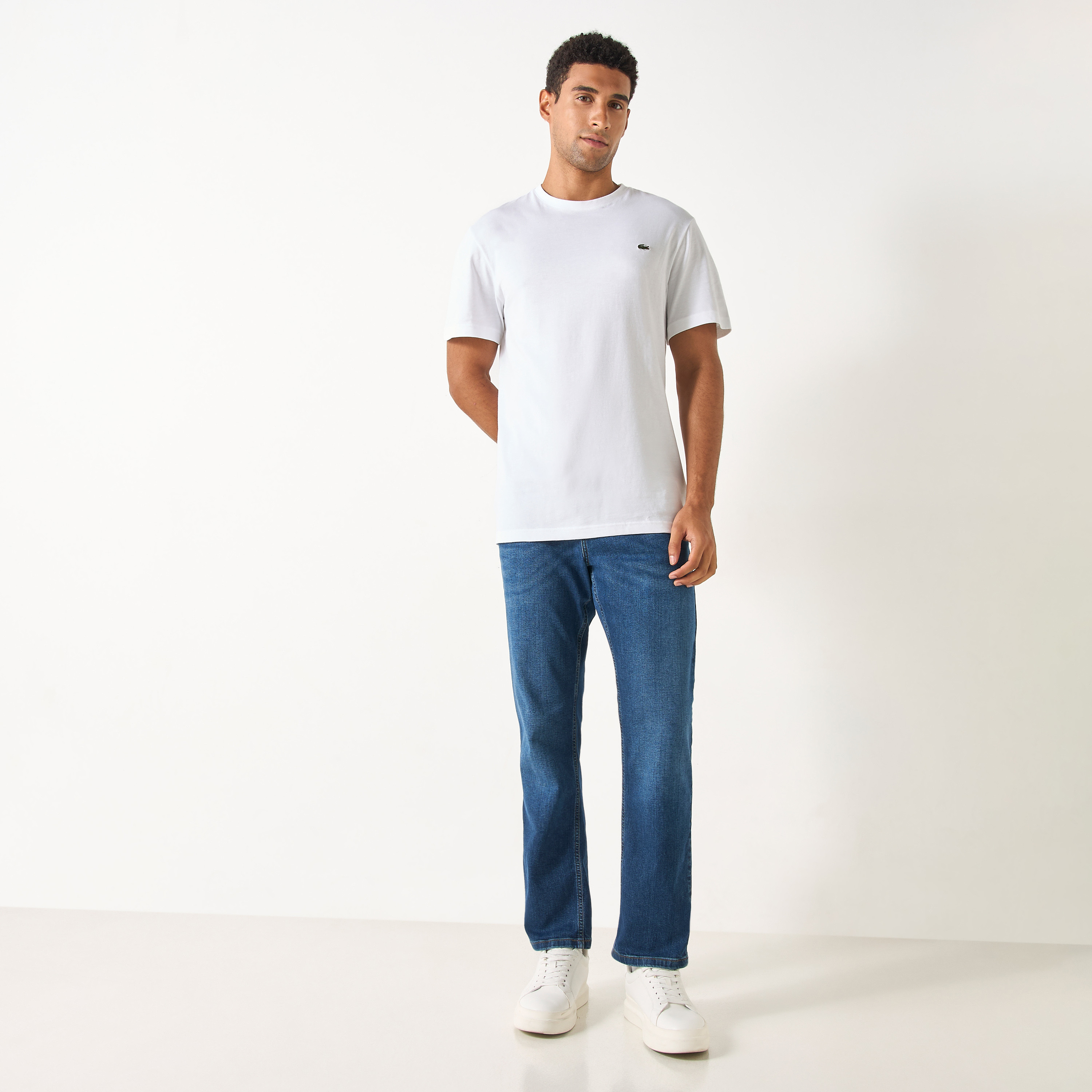 تيشيرت بياقة ضيقة وأكمام قصيرة وزخارف شعار من لاكوست-men-clothing-tshirtsandpolos-tshirts-image-2
