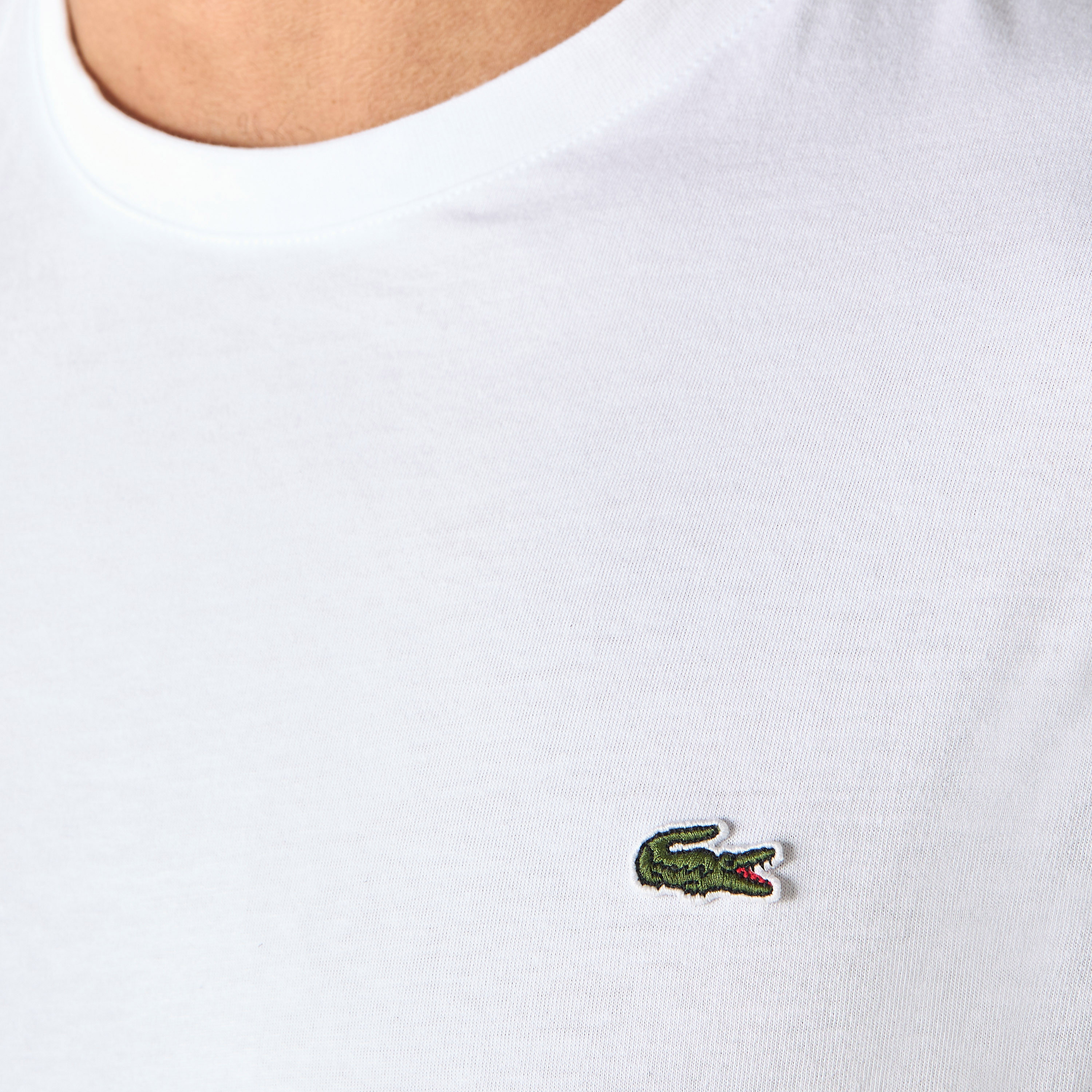 تيشيرت بياقة ضيقة وأكمام قصيرة وزخارف شعار من لاكوست-men-clothing-tshirtsandpolos-tshirts-image-3