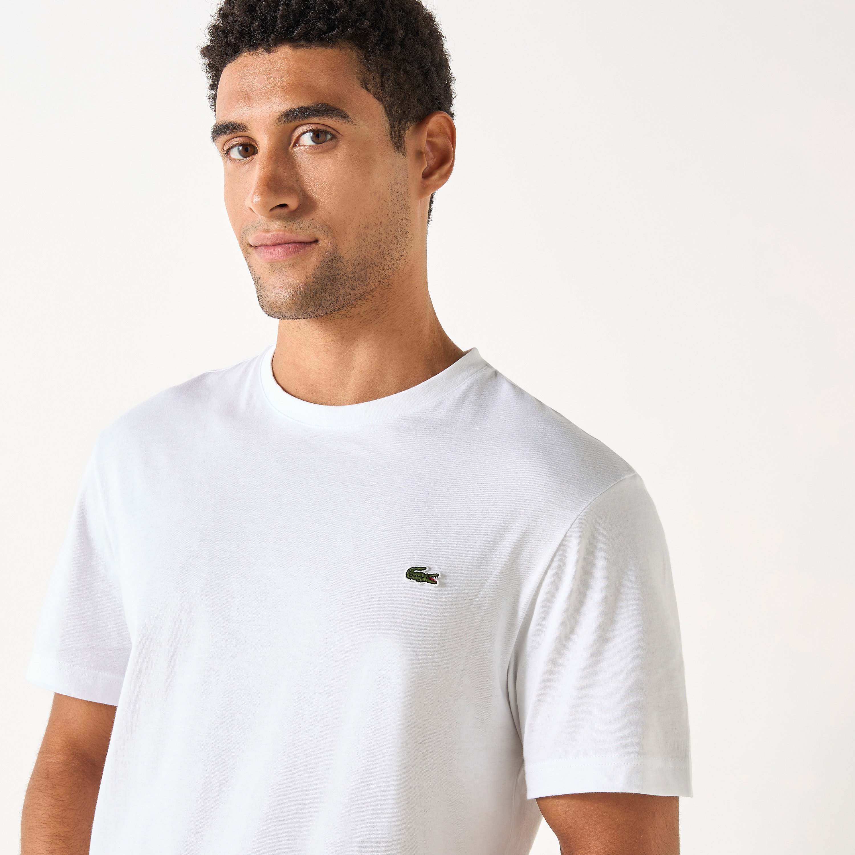 تيشيرت بياقة ضيقة وأكمام قصيرة وزخارف شعار من لاكوست-men-clothing-tshirtsandpolos-tshirts-image-4