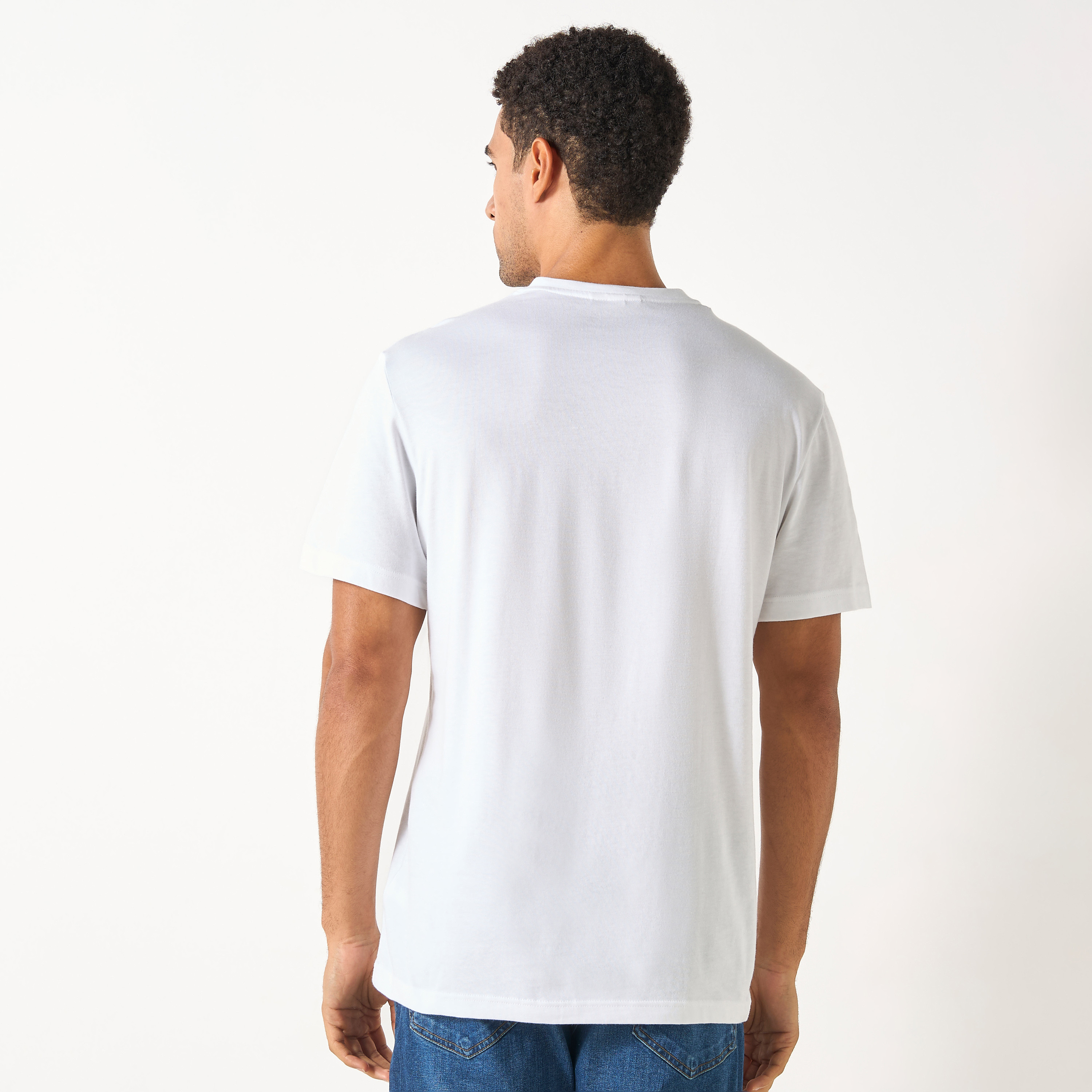 تيشيرت بياقة ضيقة وأكمام قصيرة وزخارف شعار من لاكوست-men-clothing-tshirtsandpolos-tshirts-image-5
