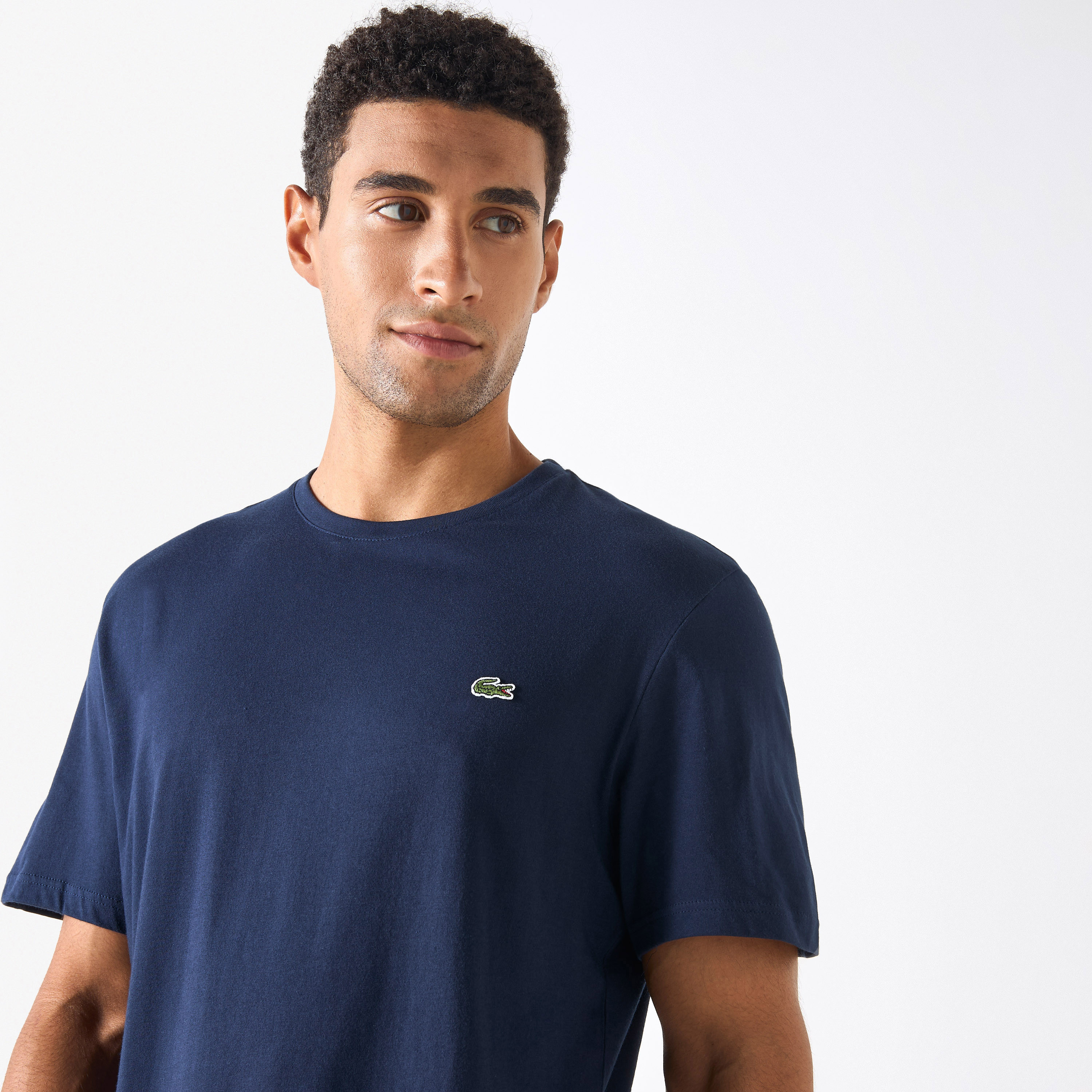 تيشيرت سادة بياقة ضيقة وأكمام قصيرة من لاكوست-men-clothing-tshirtsandpolos-tshirts-image-4