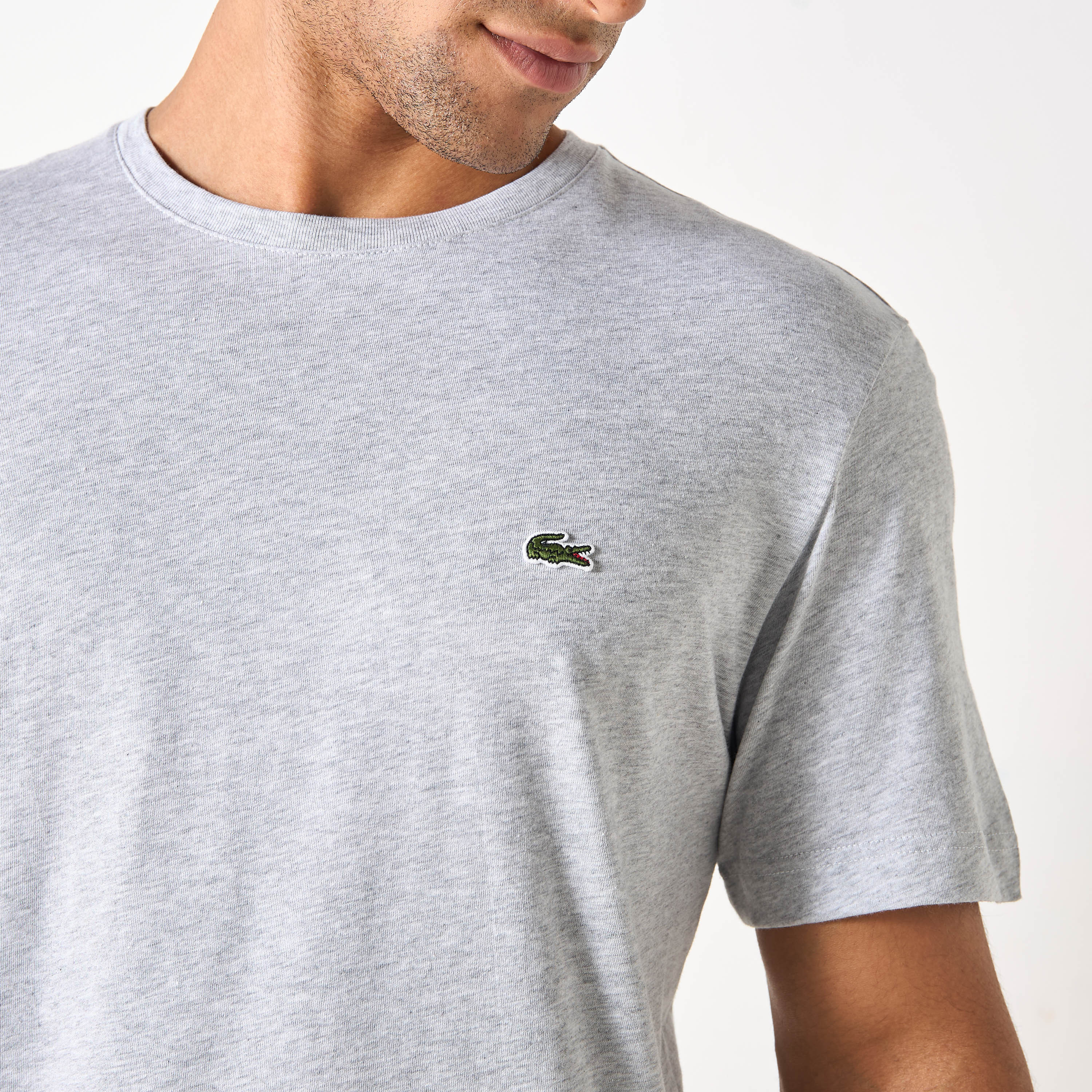 تيشرت سادة بياقة مستديرة وأكمام قصيرة من لاكوست-men-clothing-tshirtsandpolos-tshirts-image-3