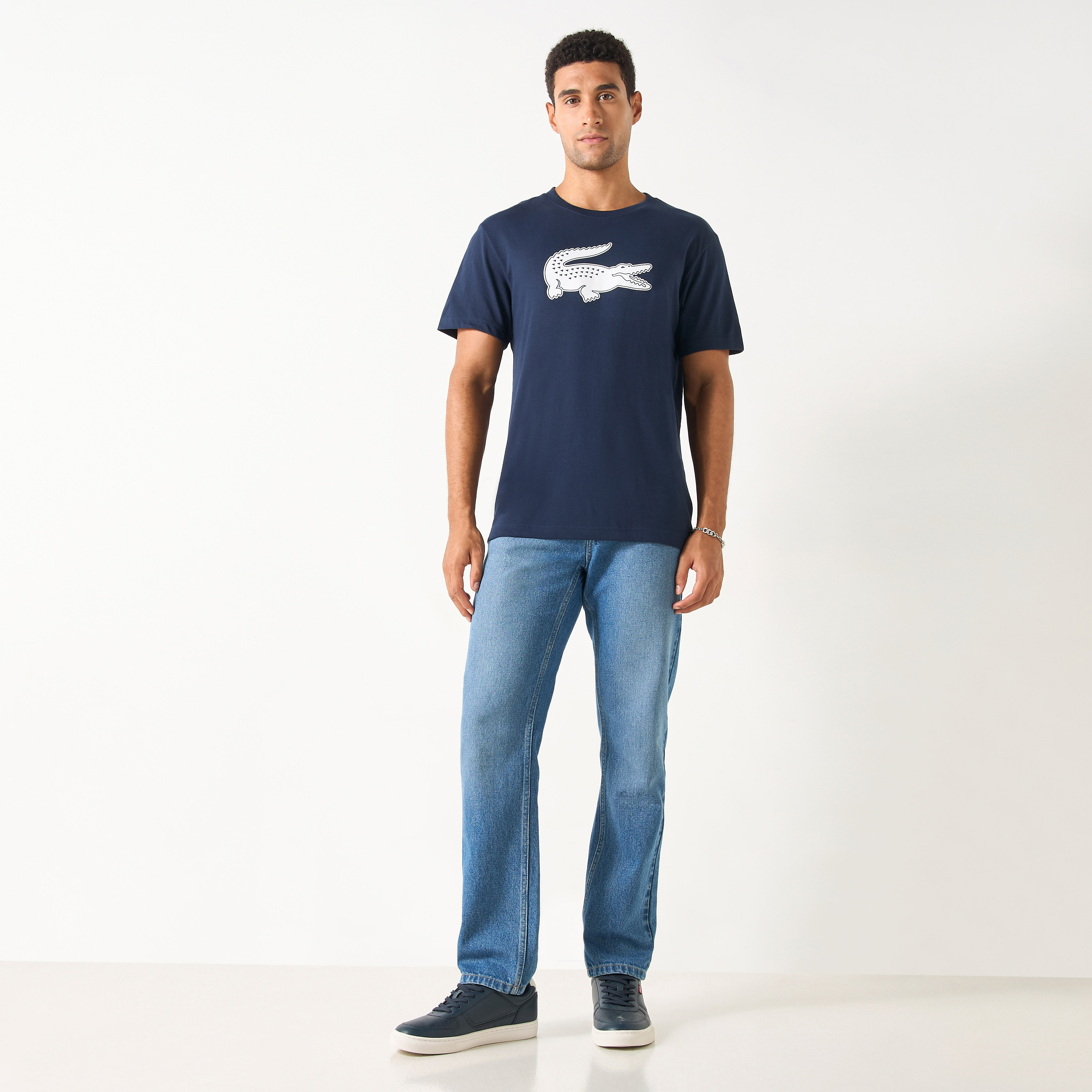 تيشيرت سادة بياقة ضيقة وأكمام قصيرة من لاكوست-men-clothing-tshirtsandpolos-tshirts-image-2