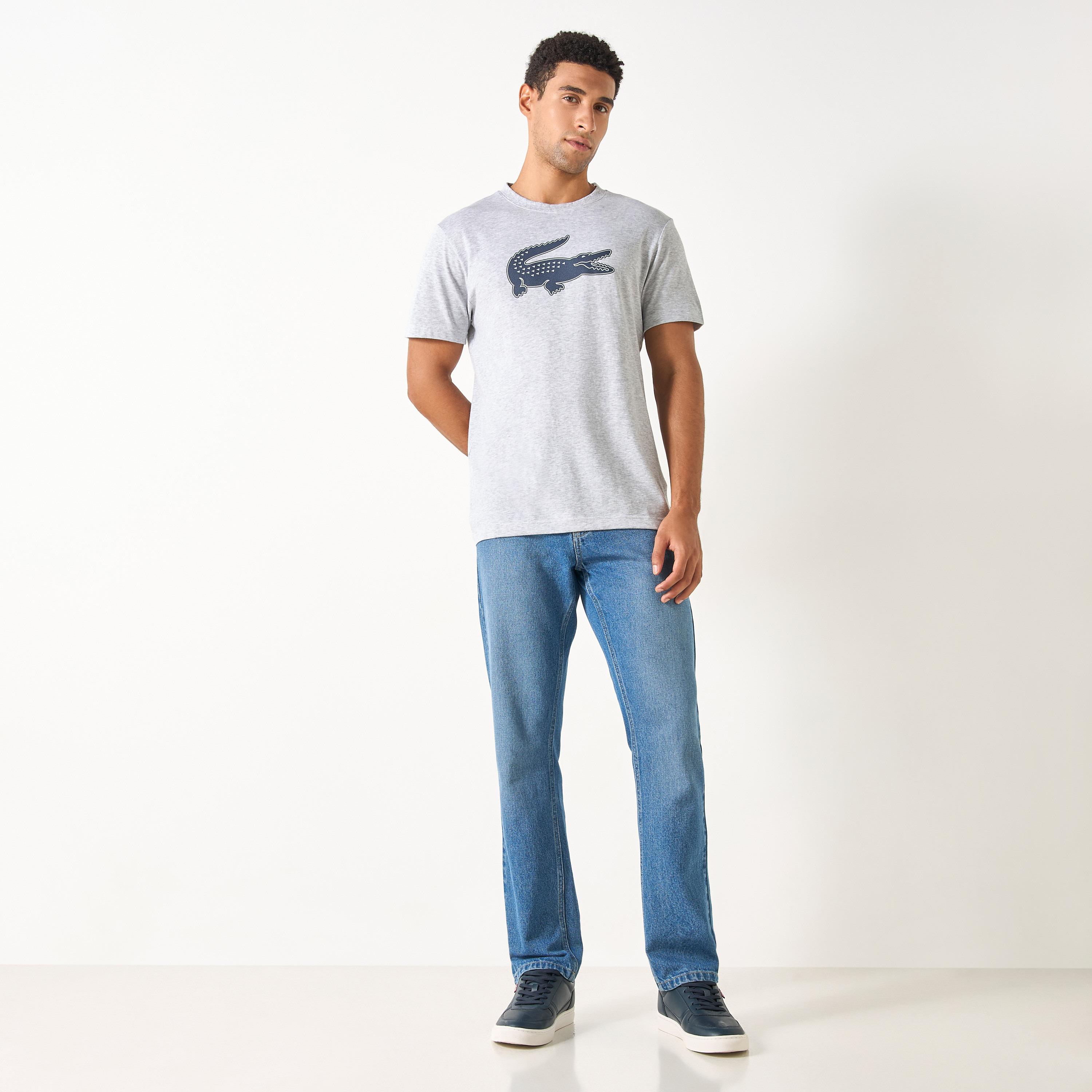 تيشيرت بياقة ضيّقة وأكمام قصيرة وطبعات شعار من لاكوست-men-clothing-tshirtsandpolos-tshirts-image-2