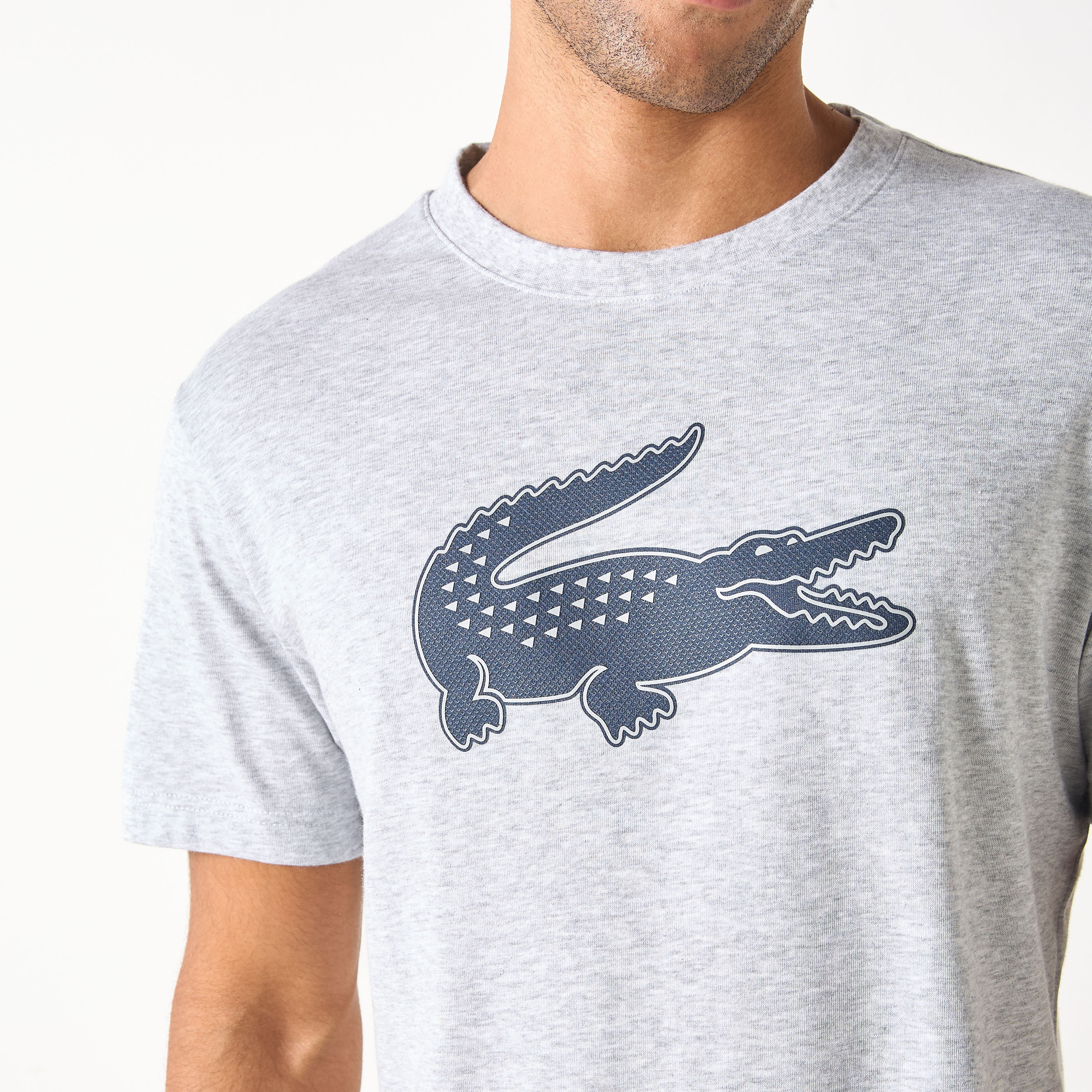 تيشيرت بياقة ضيّقة وأكمام قصيرة وطبعات شعار من لاكوست-men-clothing-tshirtsandpolos-tshirts-image-3