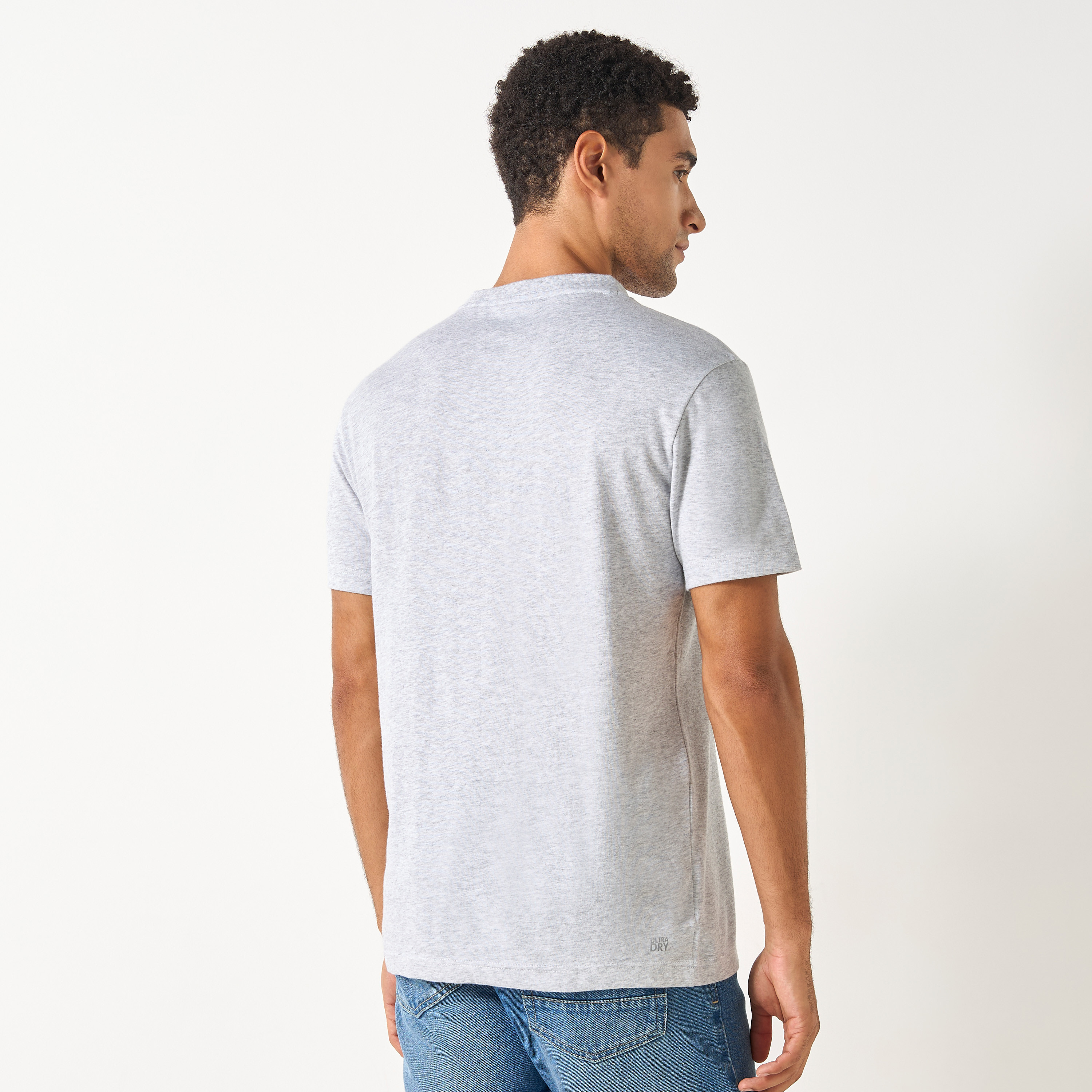 تيشيرت بياقة ضيّقة وأكمام قصيرة وطبعات شعار من لاكوست-men-clothing-tshirtsandpolos-tshirts-image-5
