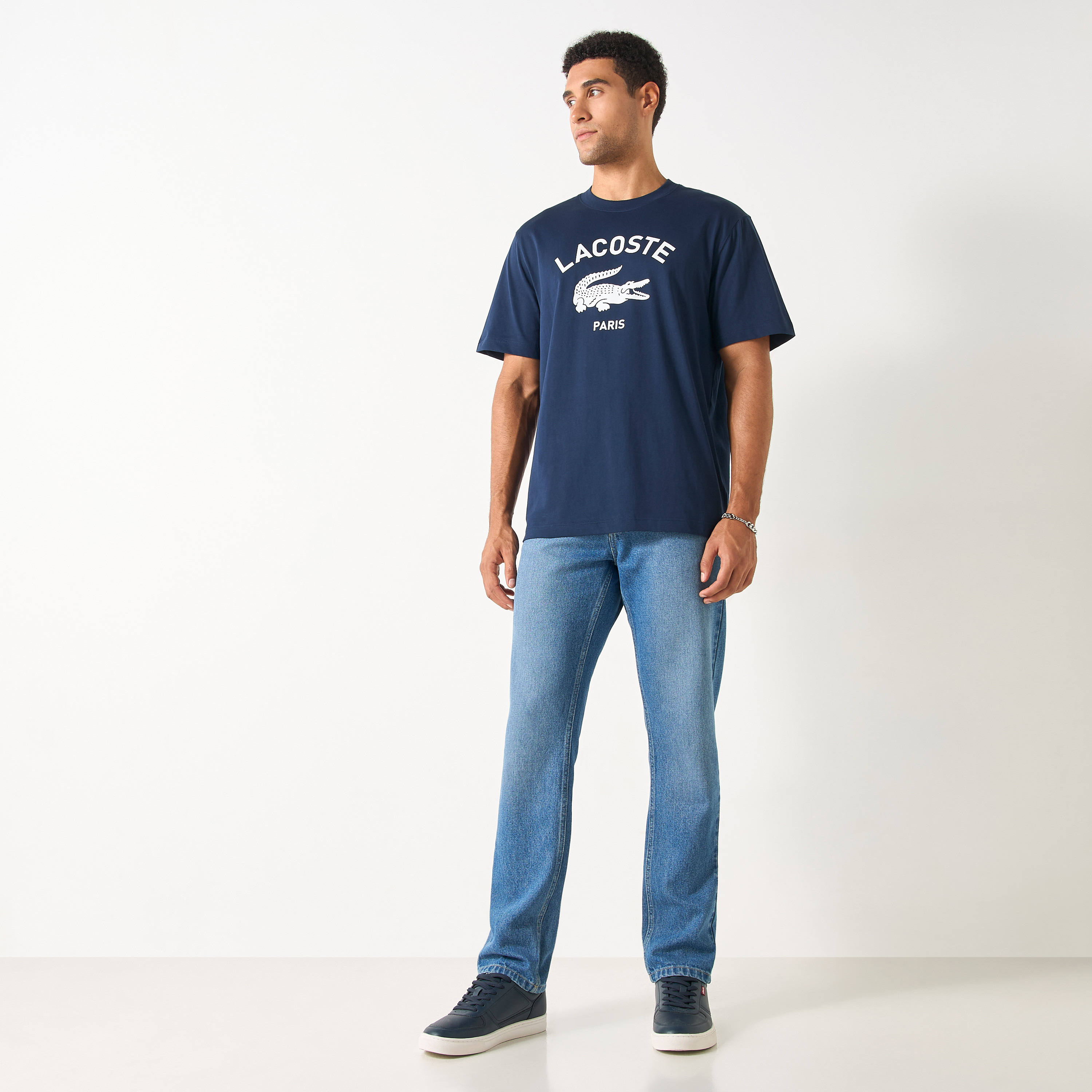 تيشرت بياقة مستديرة وأكمام قصيرة وطبعات من لاكوست-men-clothing-tshirtsandpolos-tshirts-image-2