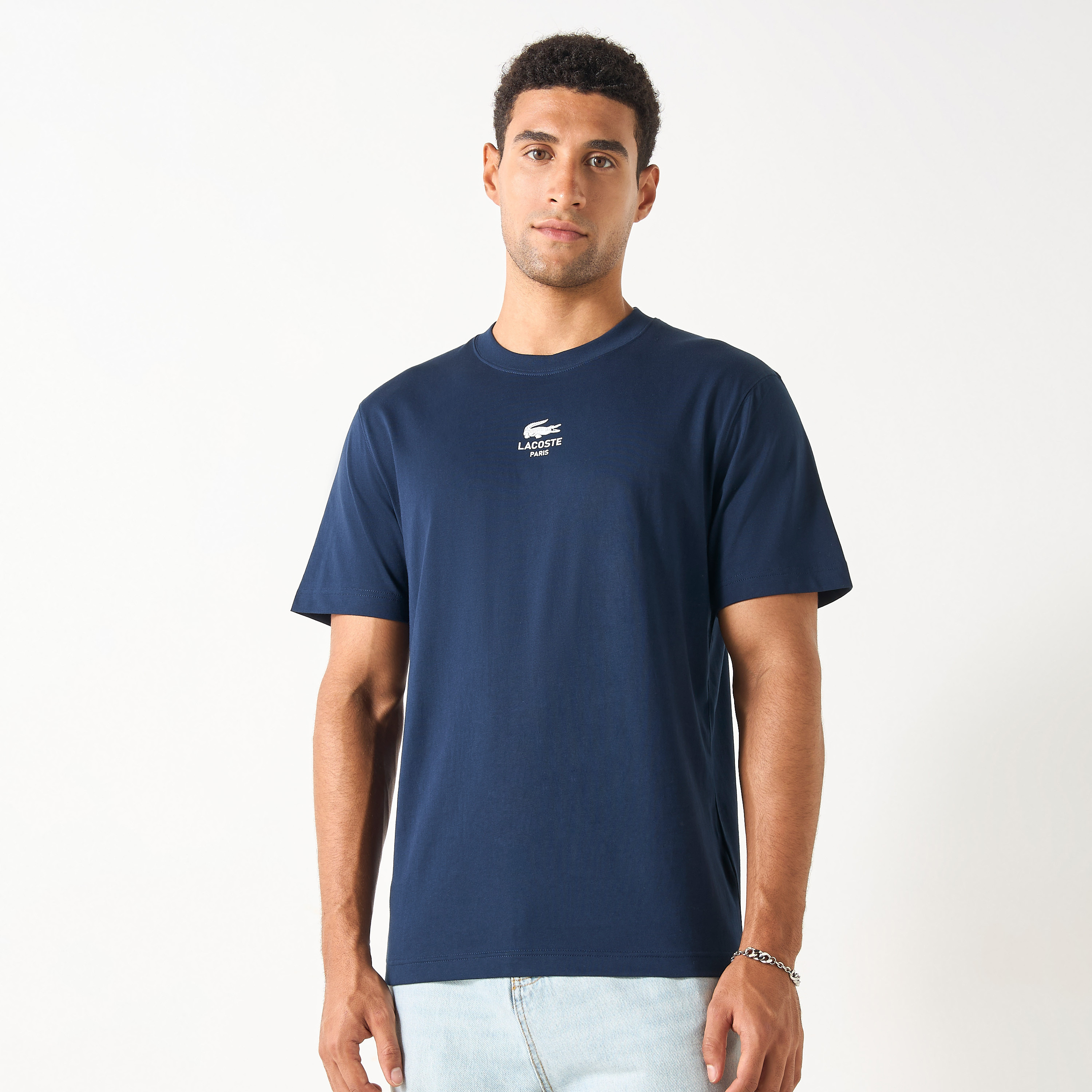 تيشيرت بياقة ضيقة وأكمام قصيرة وطبعات شعار من لاكوست-men-clothing-tshirtsandpolos-tshirts-image-1