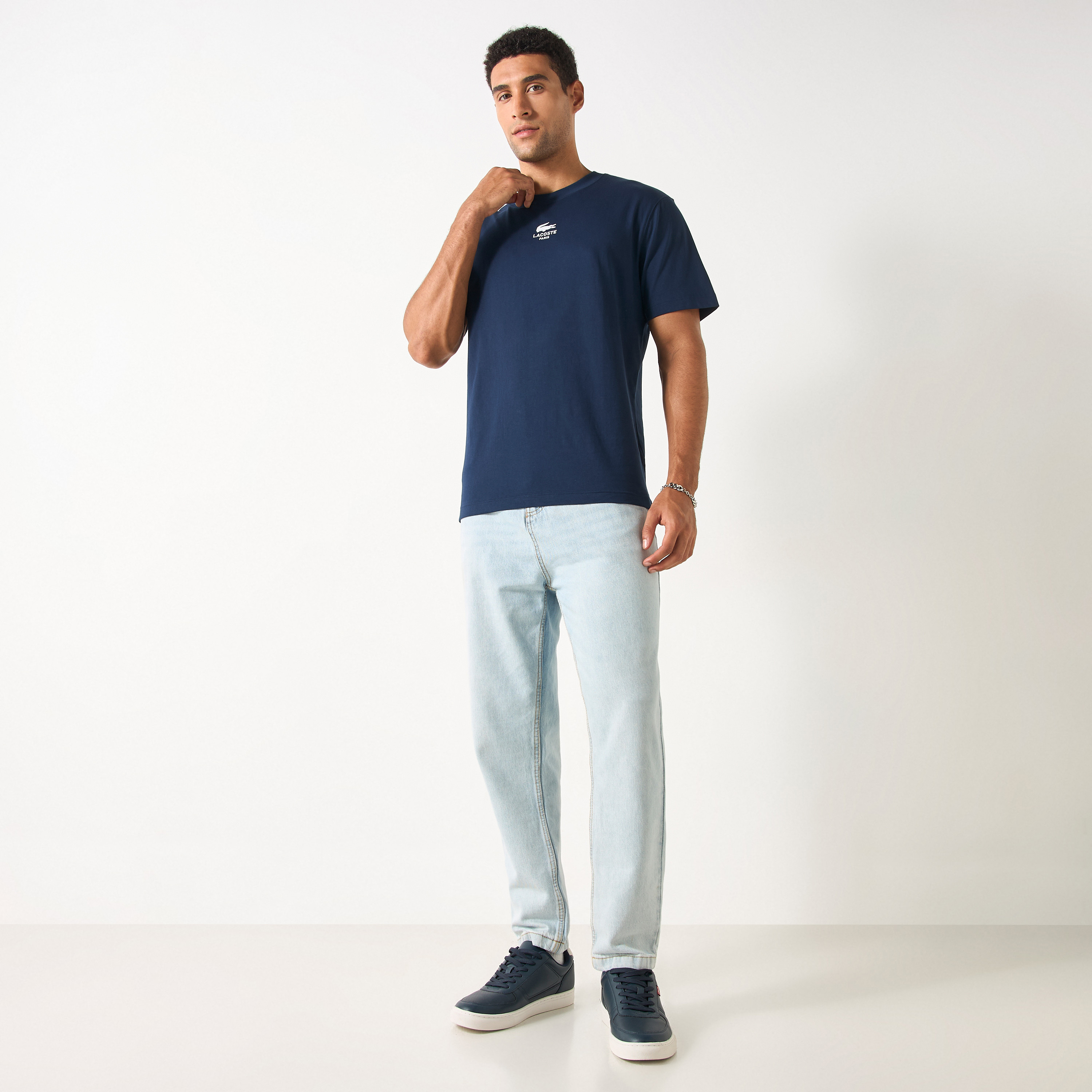 تيشيرت بياقة ضيقة وأكمام قصيرة وطبعات شعار من لاكوست-men-clothing-tshirtsandpolos-tshirts-image-2